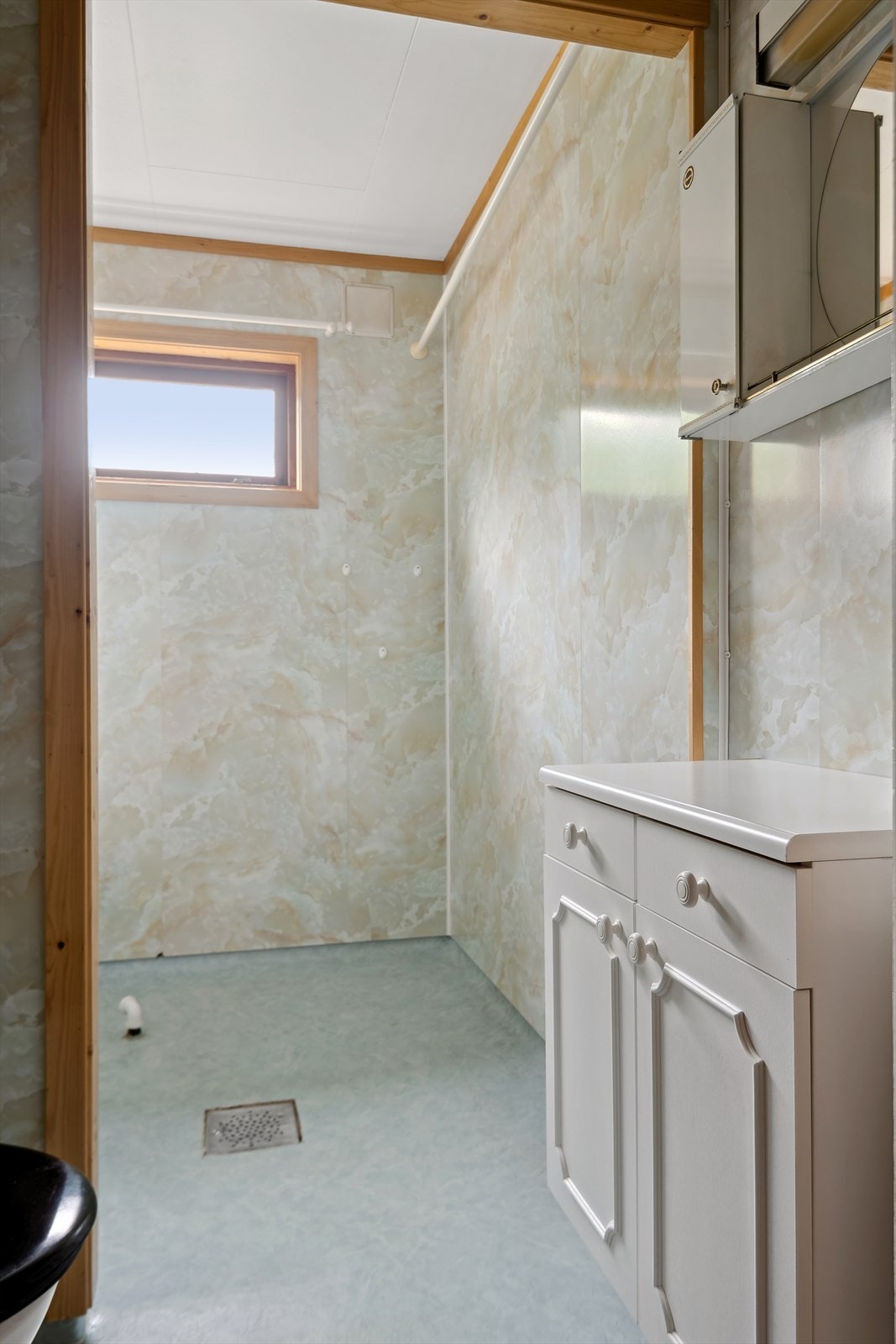 Eldre bad med opplegg for dusjkabinett, toalett og innredning Galleribilde