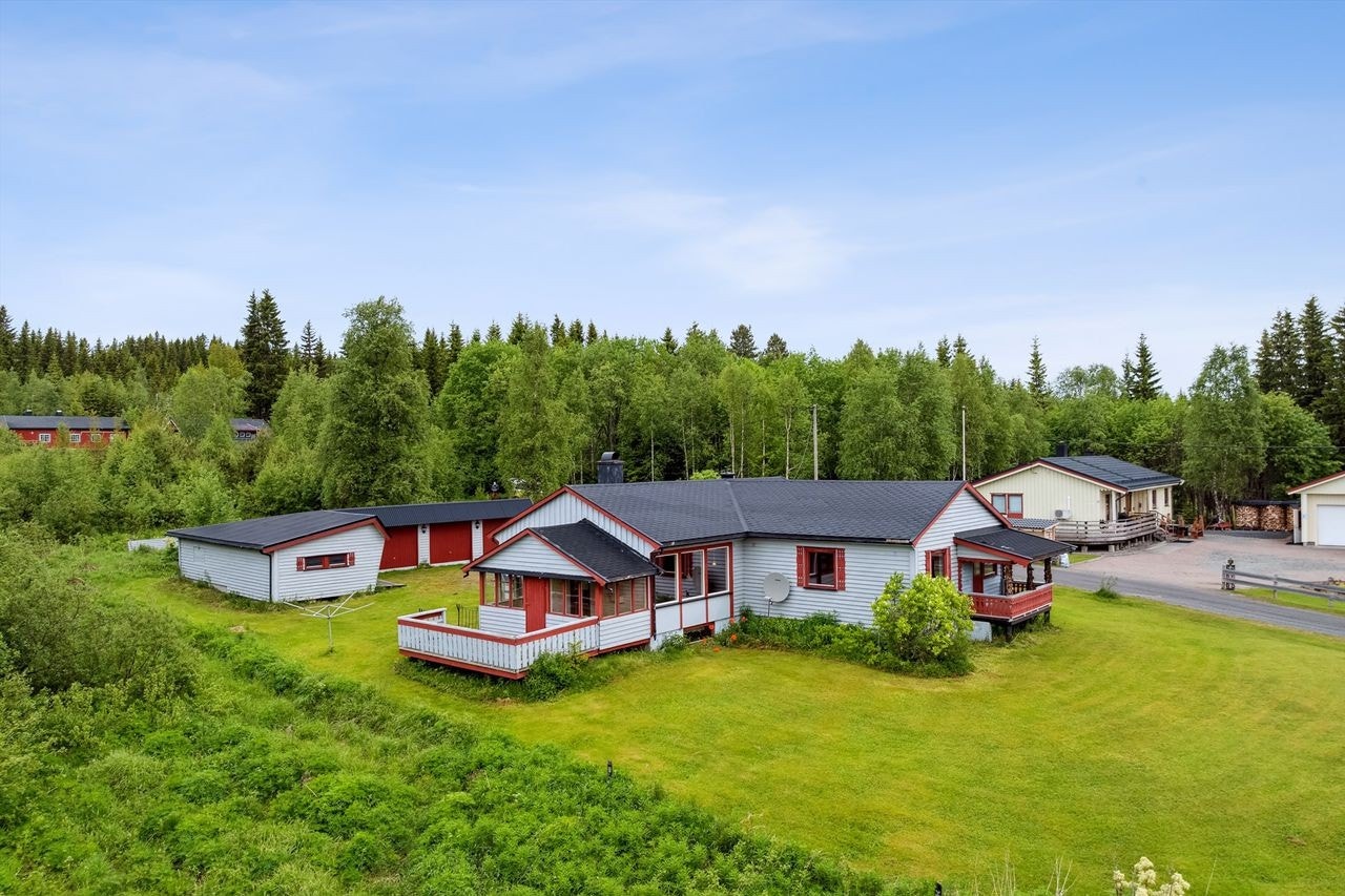 Solrik beliggende enebolig med garasje Galleribilde