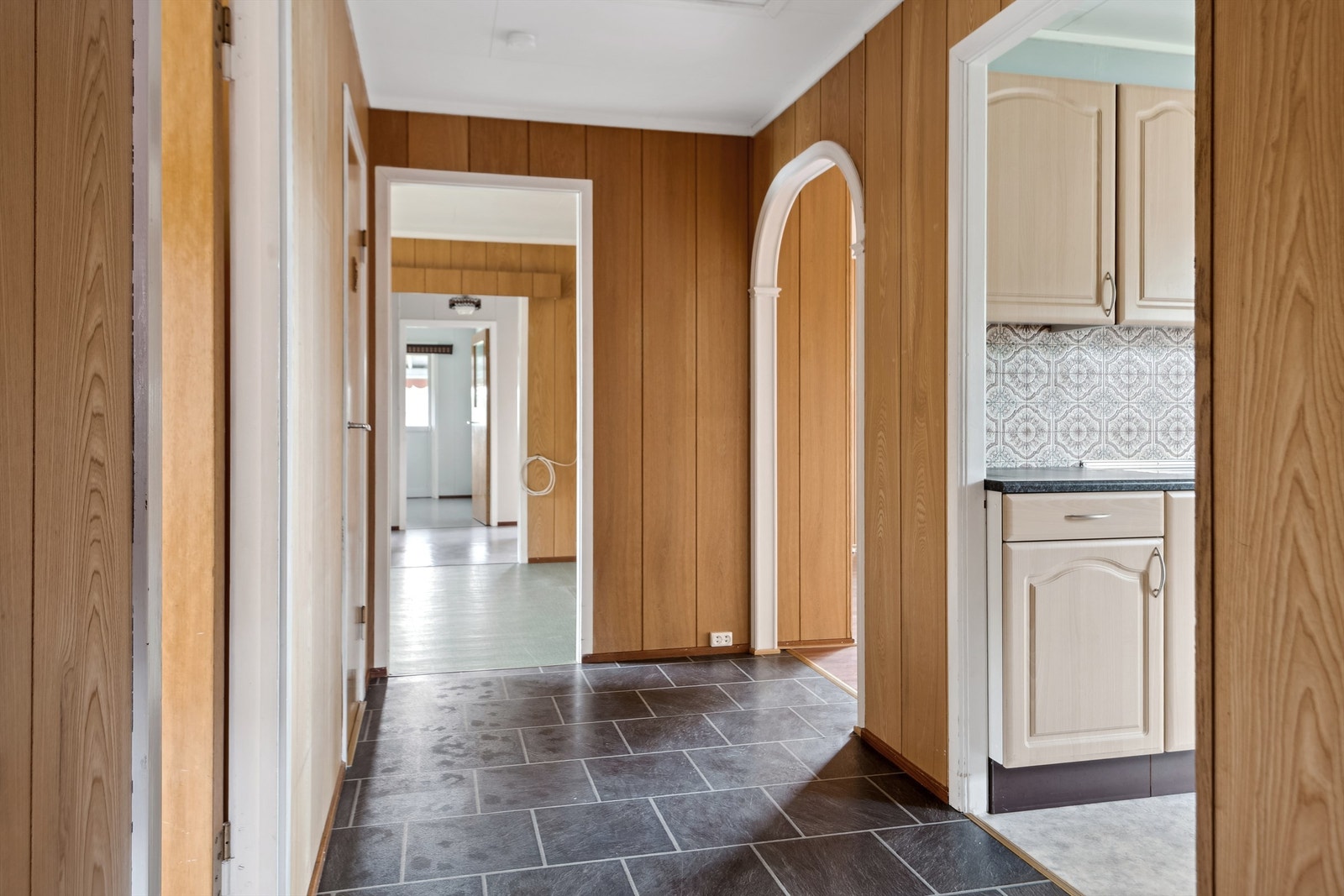 Romslig gang med god plass til yttertøy og sko Galleribilde