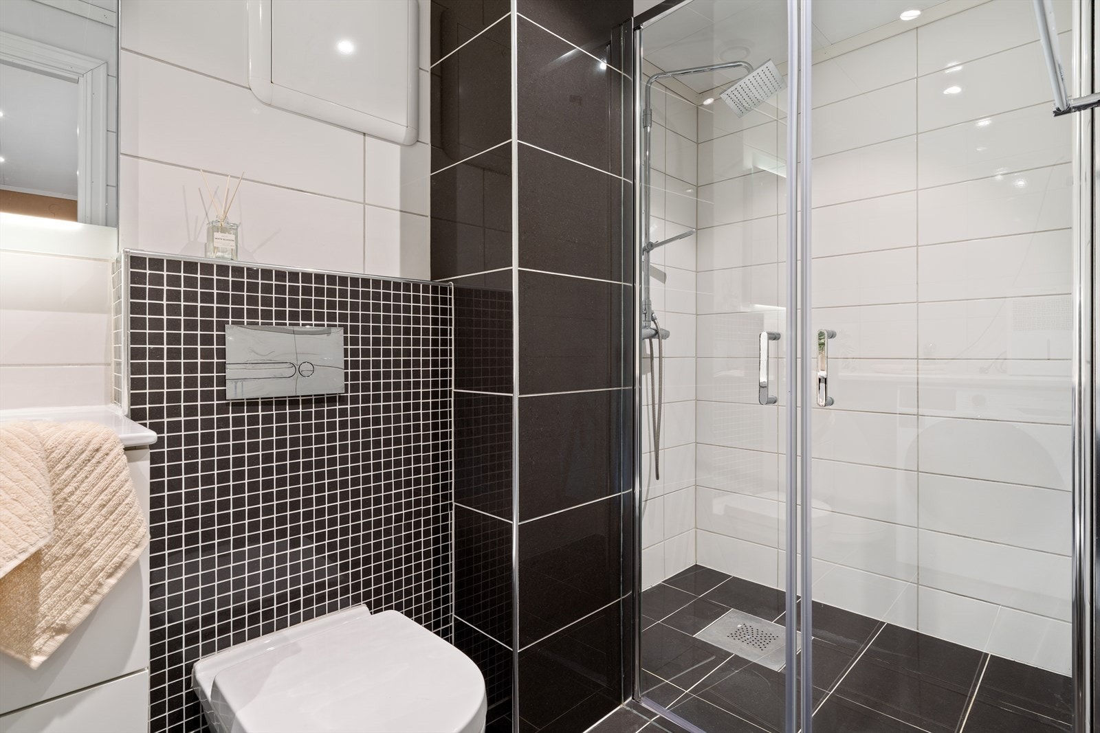 - Badet måler 4,6m² og har behagelig gulvvarme. Badet ble modernisert og utvidet i 2017 - Galleribilde