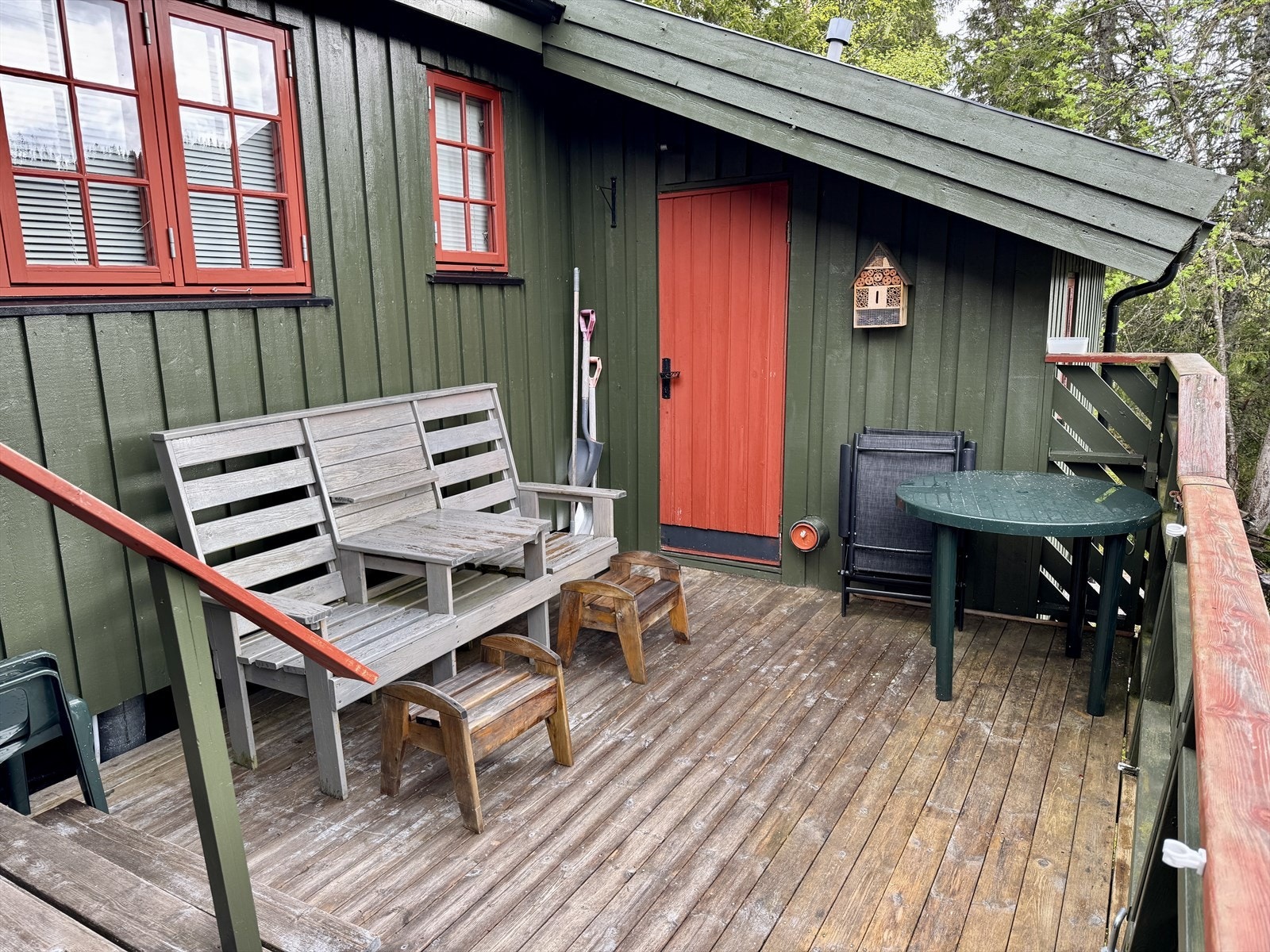 Lun plass mellom hytta og uthus/utedo Galleribilde