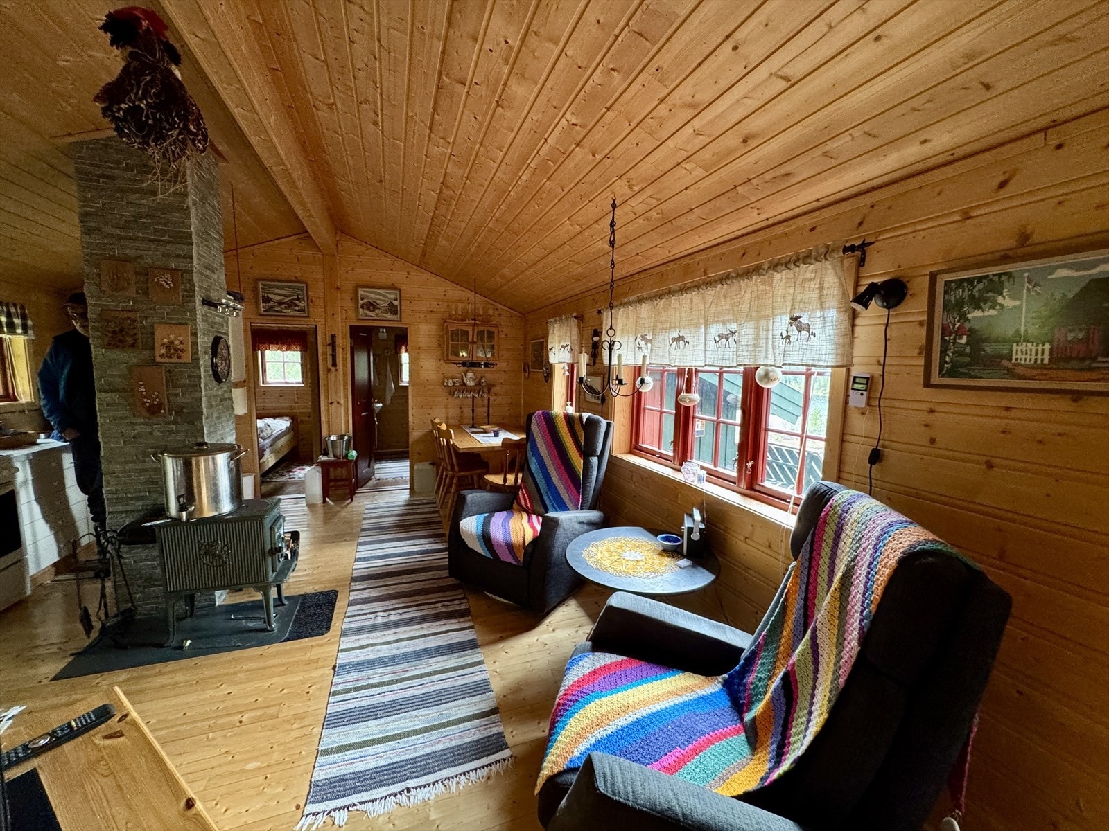 Stue med vaskerom og soverom i enden. Kjøkken til venstre. Galleribilde