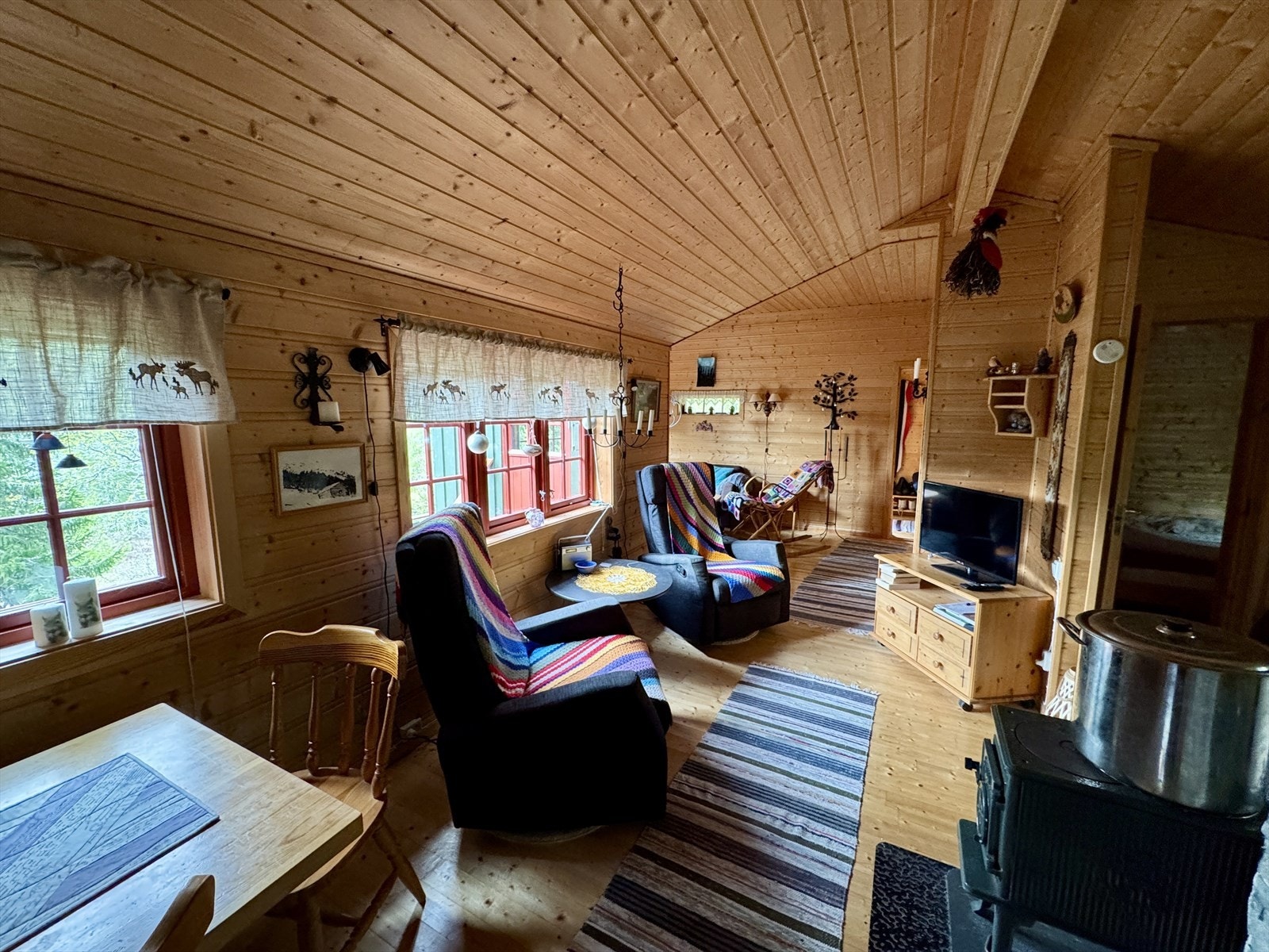 Stue sett imot inngangen Galleribilde