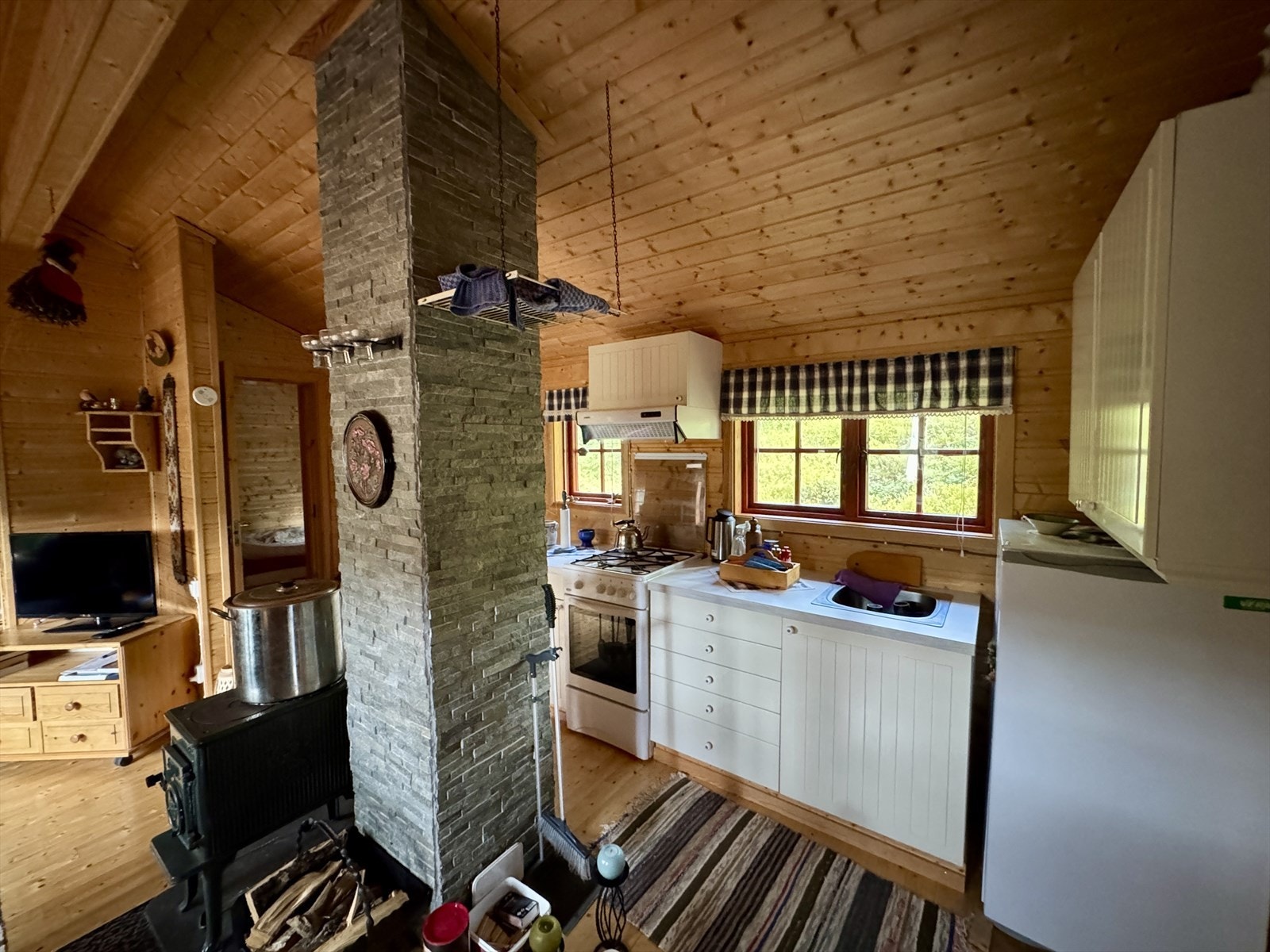 Ildsted og kjøkken. Bra vedovn med godt innlegg og mulighet for å varme vatn. Galleribilde