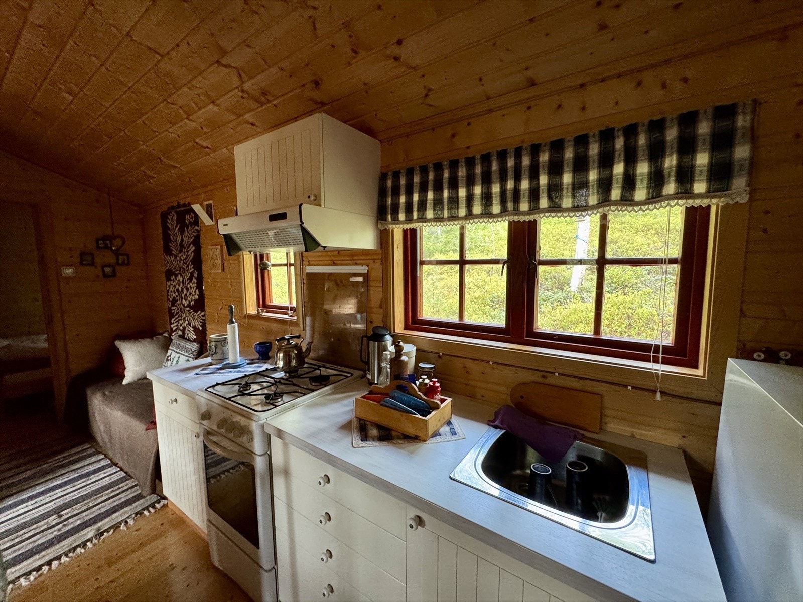 Kjøkken med gasskomfyr og gasskjøleskap Galleribilde