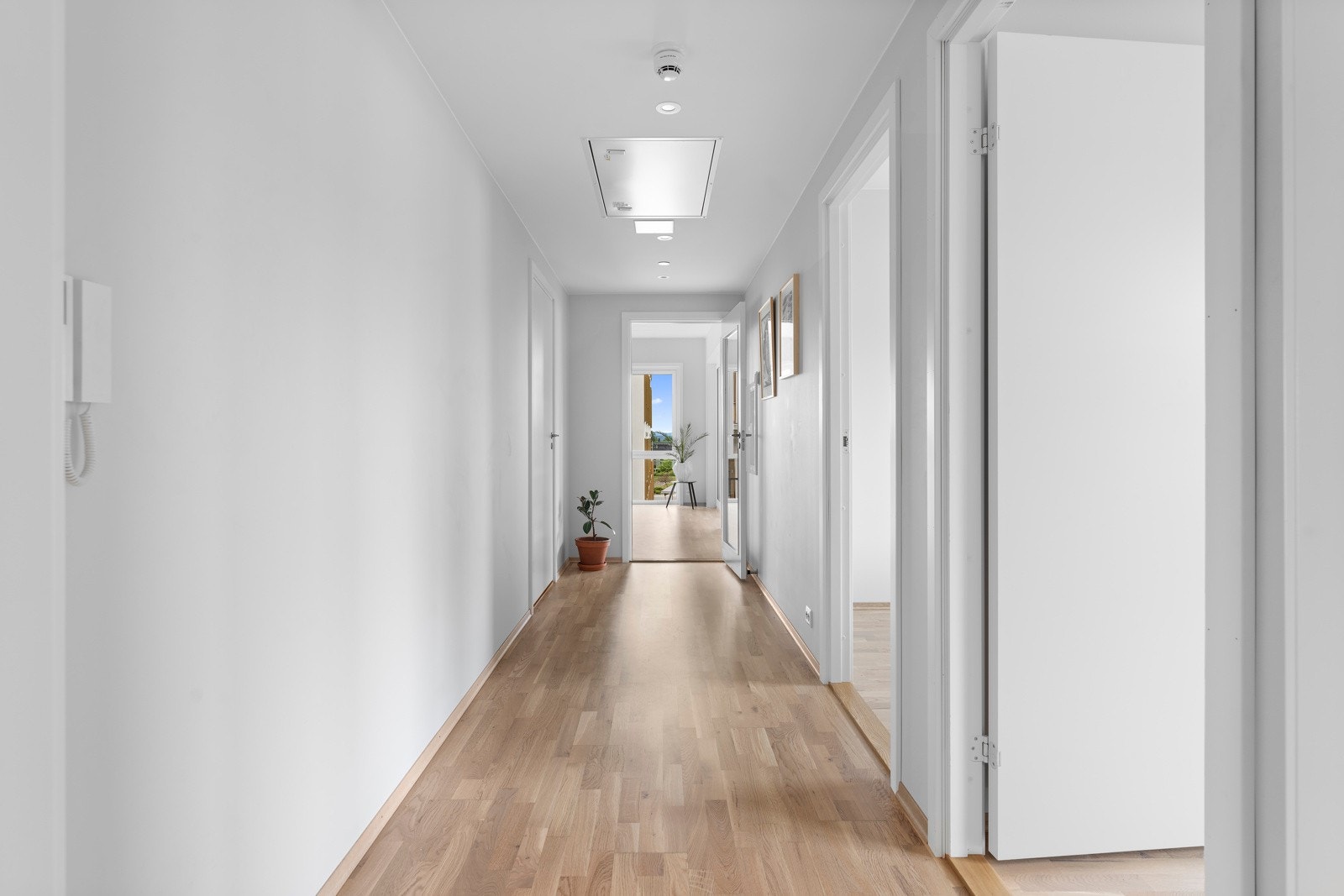 Entreen er av god størrelse med plass til kommode, garderobe osv. Galleribilde