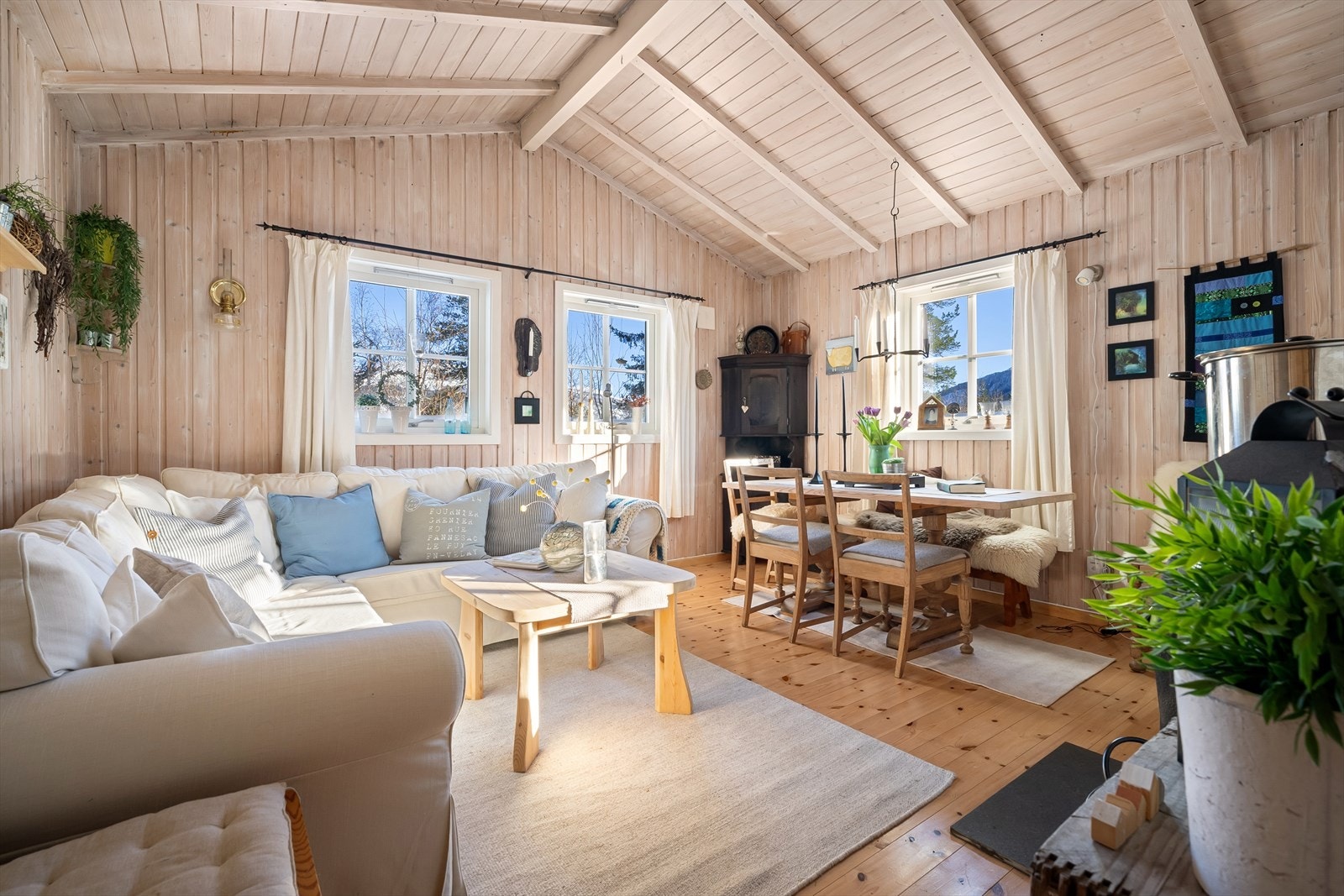 Stuen har god plass til å innredes med en deilig sofagruppe samt en god spisegruppe med god plass til familie og venner. Galleribilde