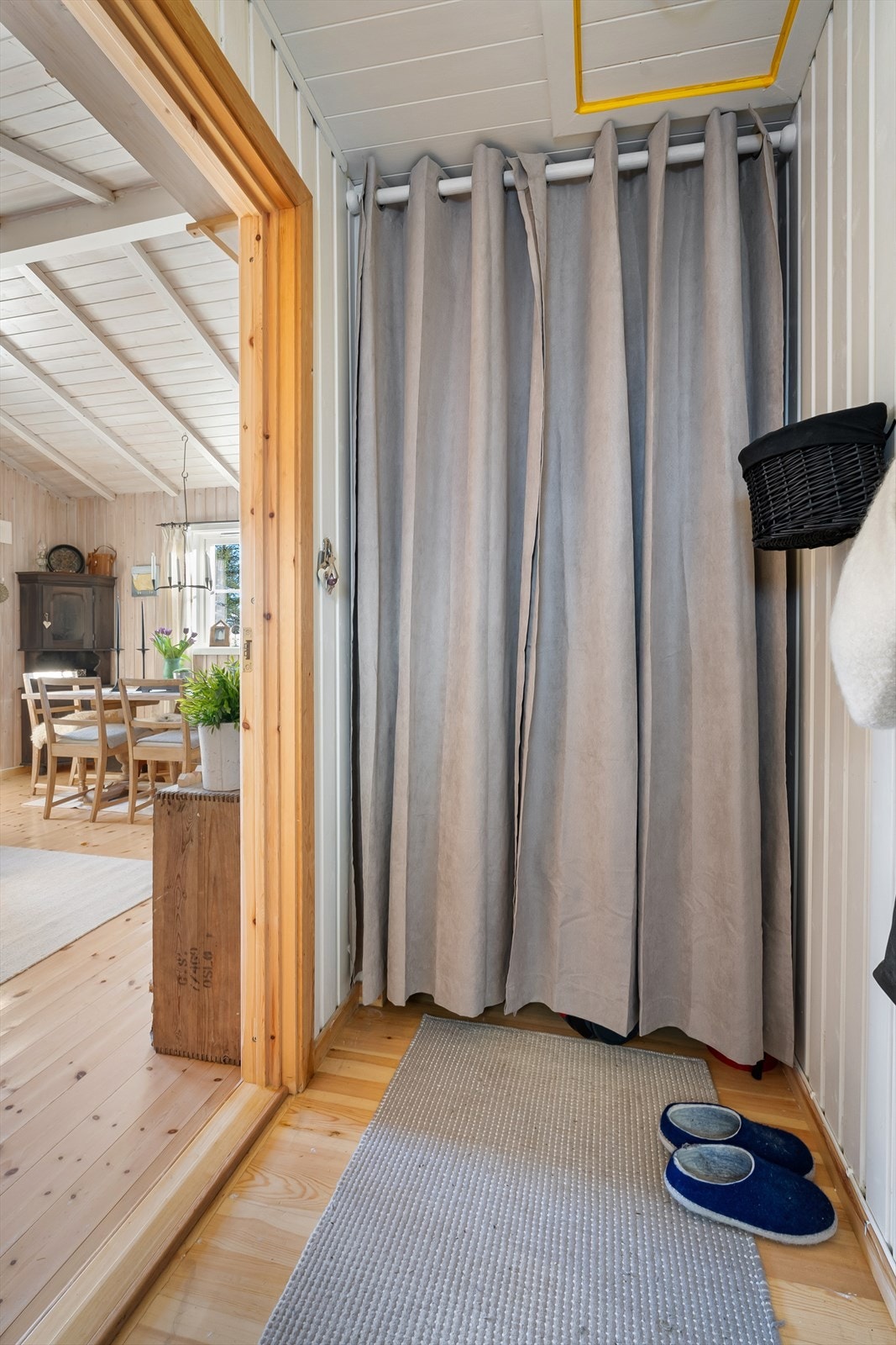 Overflater i hytten består av heltre gulv og trepanel på vegger og i himling. Soverom og kjøkken har tapet på vegger. Galleribilde