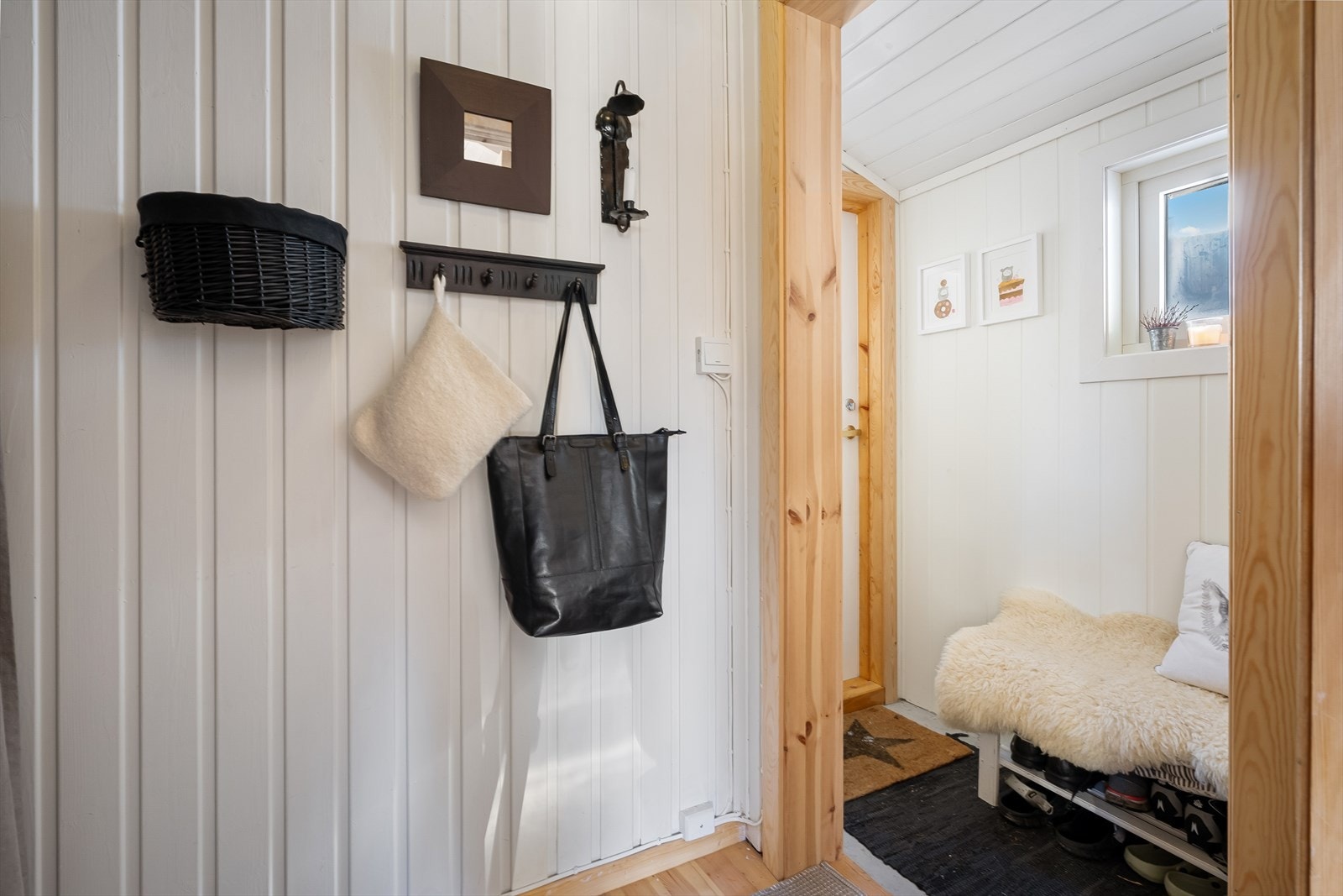 Lys og innbydende med mulighet for oppbevaring av yttertøy og sko. Galleribilde