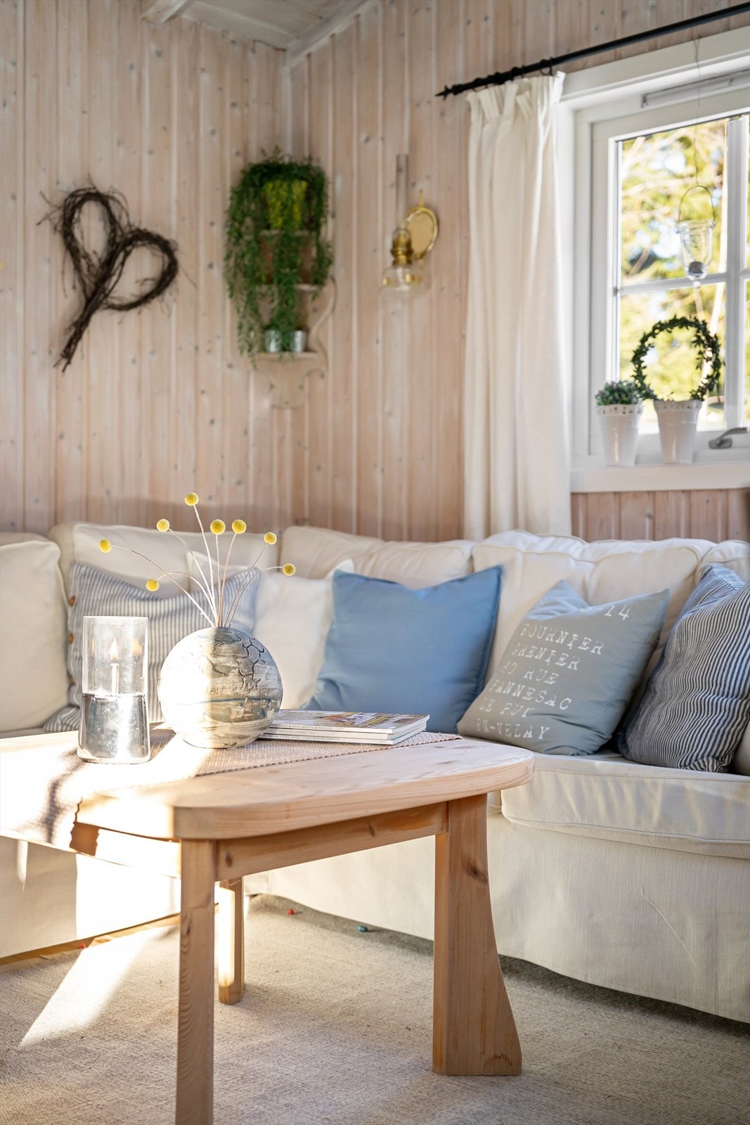 Flere vindusflater gir godt med naturlig lysinnslipp og skaper en lun atmosfære. Galleribilde