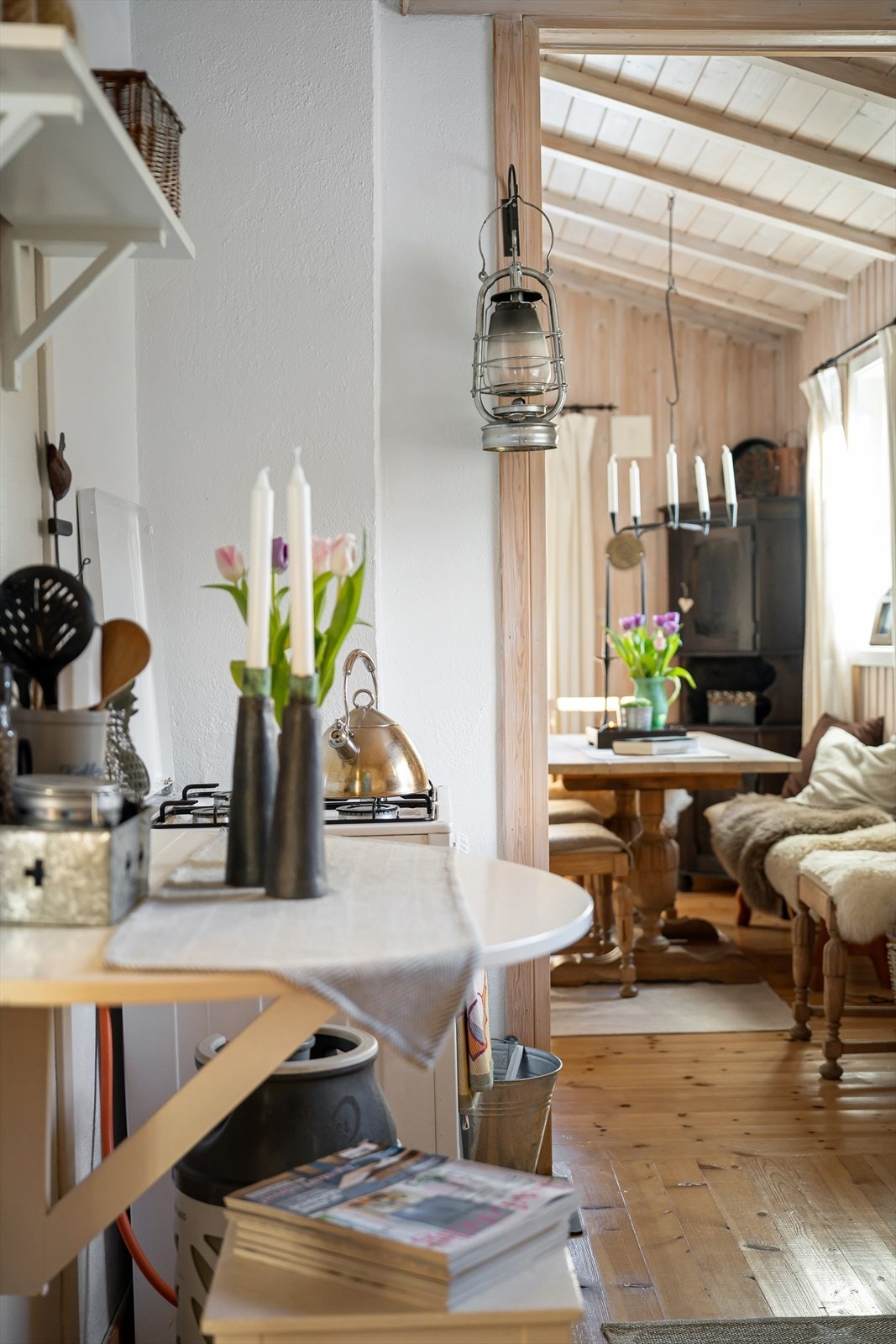 Hytten er ikke tilkoblet strøm, men har solcellepaneler som er tilkoblet batteri som kan brukes til lys og mindre apparater. Galleribilde