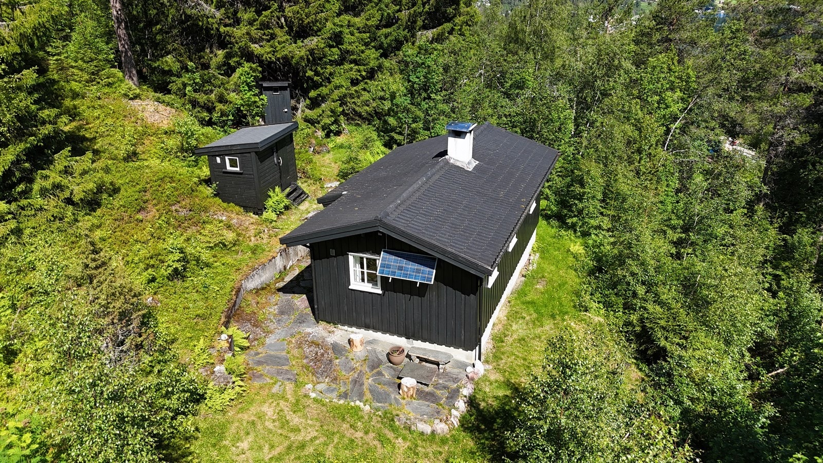 Solcelle som gir nok energi til lys og mindre apparater. Energien lagres i et batteri plassert i gangen. Galleribilde
