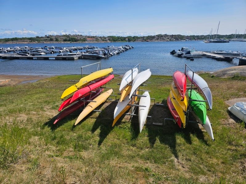 Ved bryggeanlegget er det på stranden mulighet for oppbevaring av kajakk i låsbart stativ. Galleribilde
