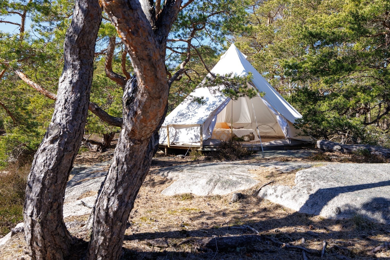 På eiendommen finner du også et lekkert glampingtelt - perfekt for overnattingsgjester som vil drømme seg bort i en 1001 natt-atmosfære under stjernene. Galleribilde