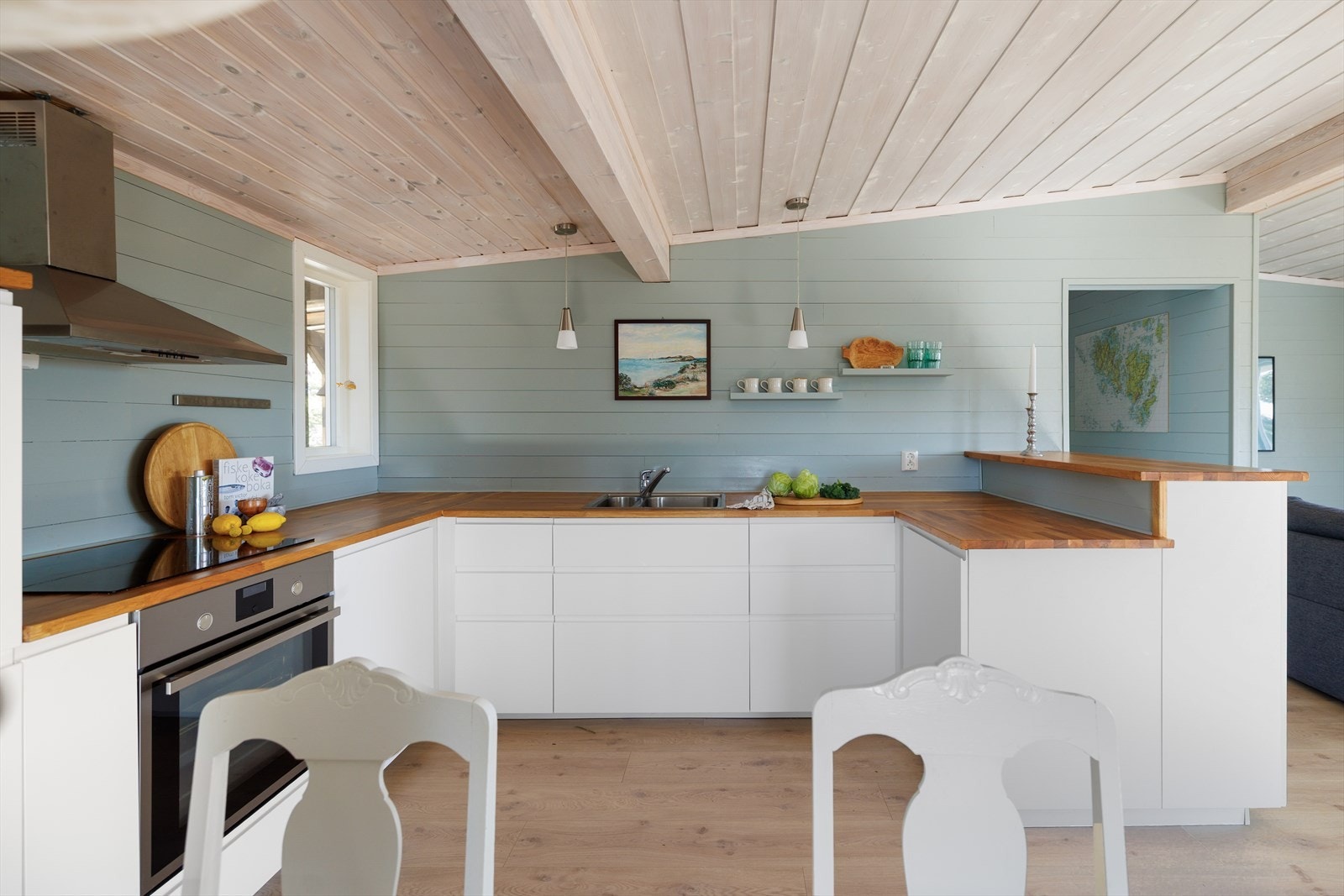 Innredningen har godt med skuffer, og det er rikelig med benkeplass så her kan man fint være flere som tilbereder maten sammen. Galleribilde