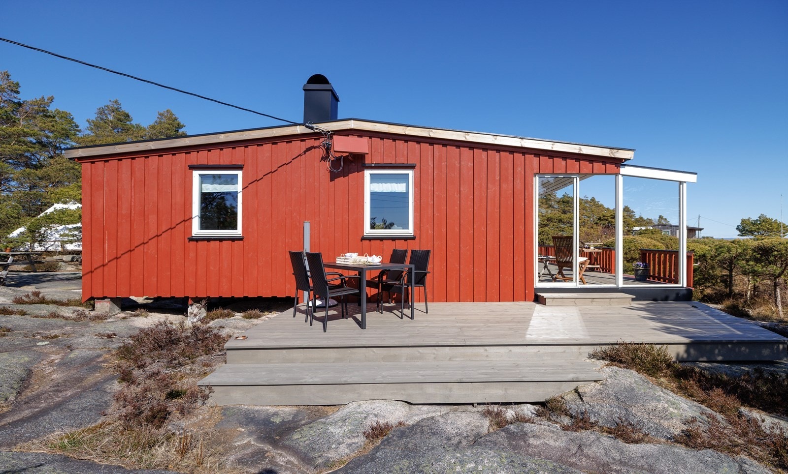 Det er uteplasser rund hele hytta, så her er det bare å flytte seg etter solgangen. Galleribilde