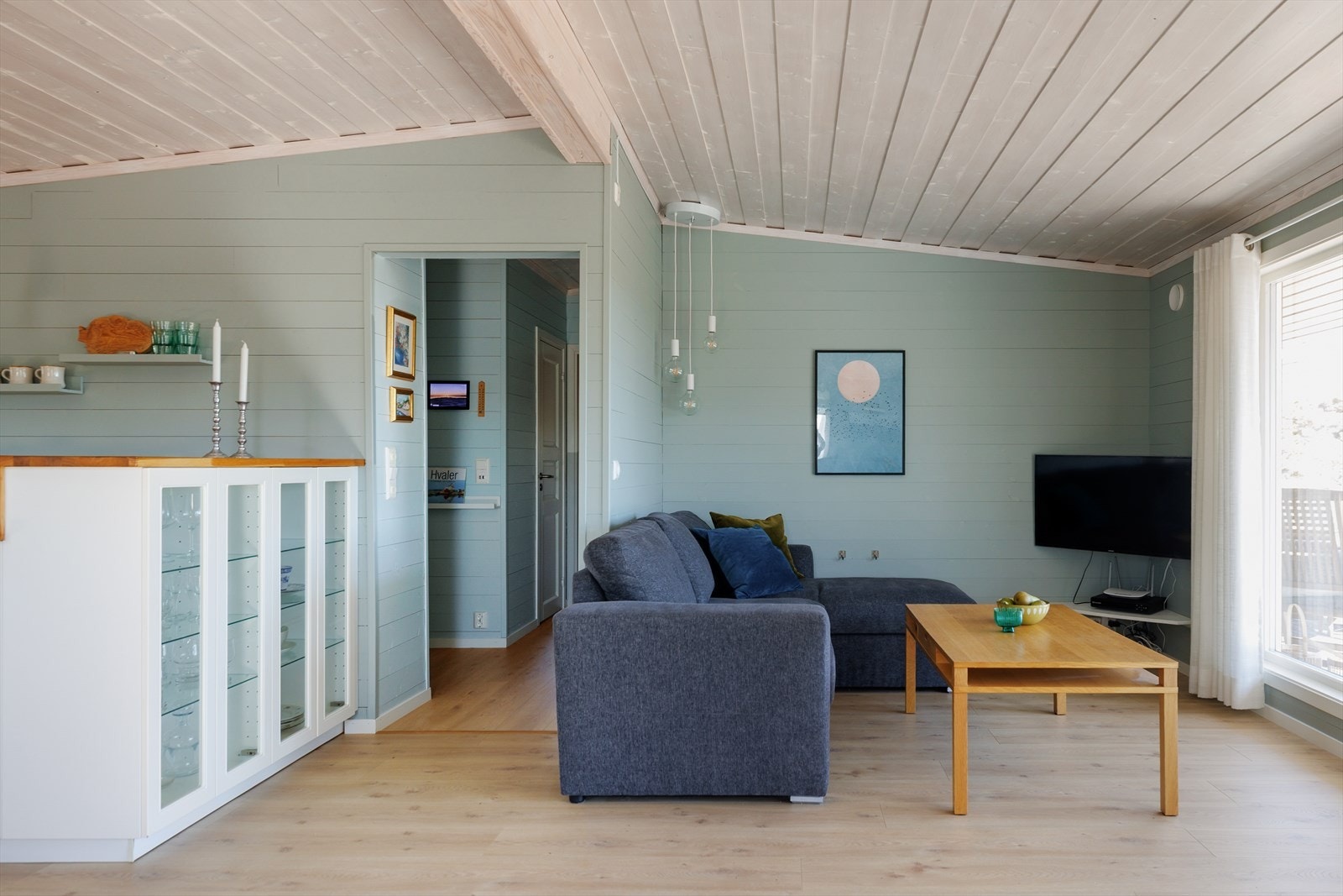 Planløsning har fordelt oppholdsrommene og soverommene i hver sin del av hytta. Galleribilde