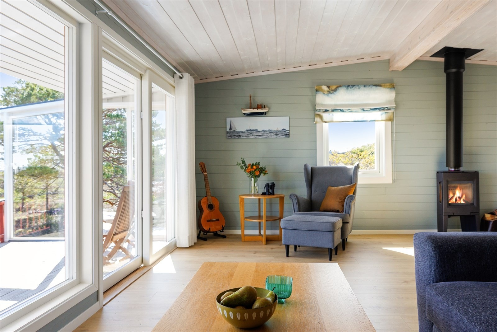 Med vedovn i stuen varmer man fort opp hytta om høsten og vinterstid hvis man ønsker å bruke eiendommen hele året. Galleribilde