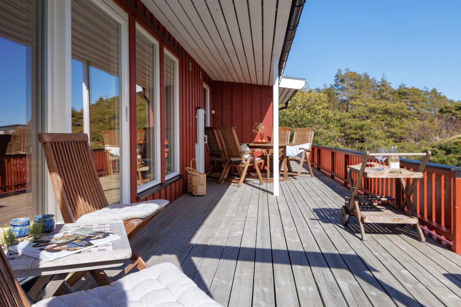 Verandaen i tilknytning til stuen er delvis overbygd, så her kan man sitte ute selv om det skulle være gråvær. Galleribilde