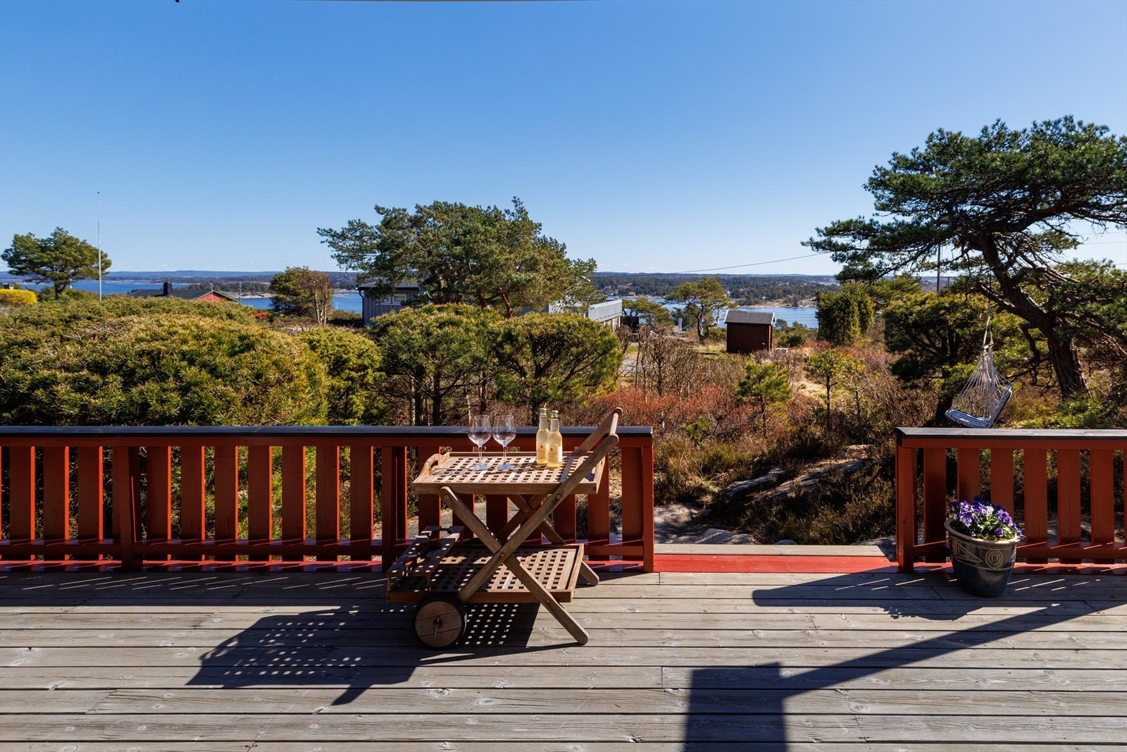 Fra den solrike, skjermede terrassen nyter du panoramautsikt mot Asmaløy og Kirkøy - et sted for fullstendig ro og tilbaketrekning. Galleribilde