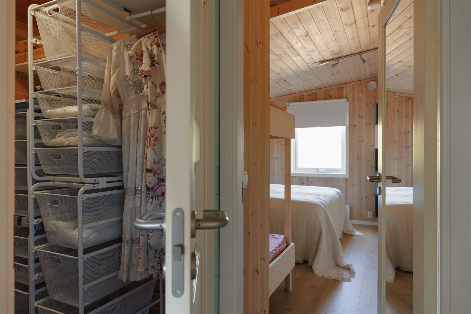 VIs-a-vis soverom nr. 1 er det et garderoberom/bod og videre rett fram inngang til soverom nr. 2. Galleribilde