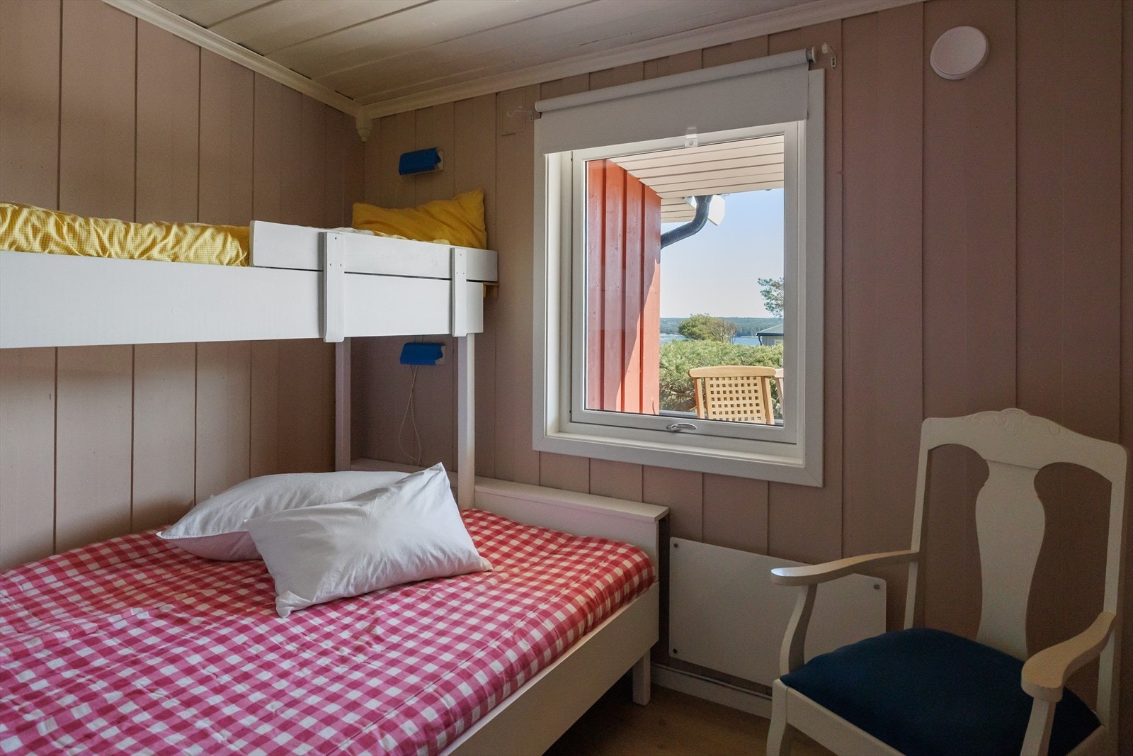 Soverom nr. 1 har en familiekøye og en køyeseng, så her er det soveplass for 5 personer. Galleribilde