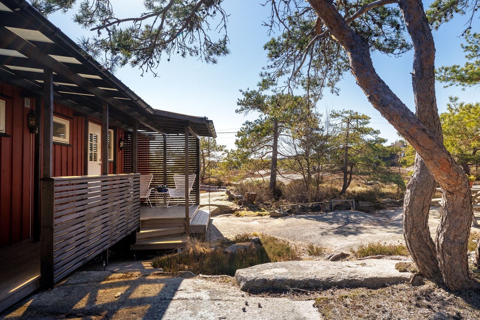 Ved hyttas inngangsparti har selger lagt plater av plast i tilknytning til taket for å kunne gå tørrskodd fra hytta og ut til bod/vaskerom. Platene tas av vinterstid. Galleribilde