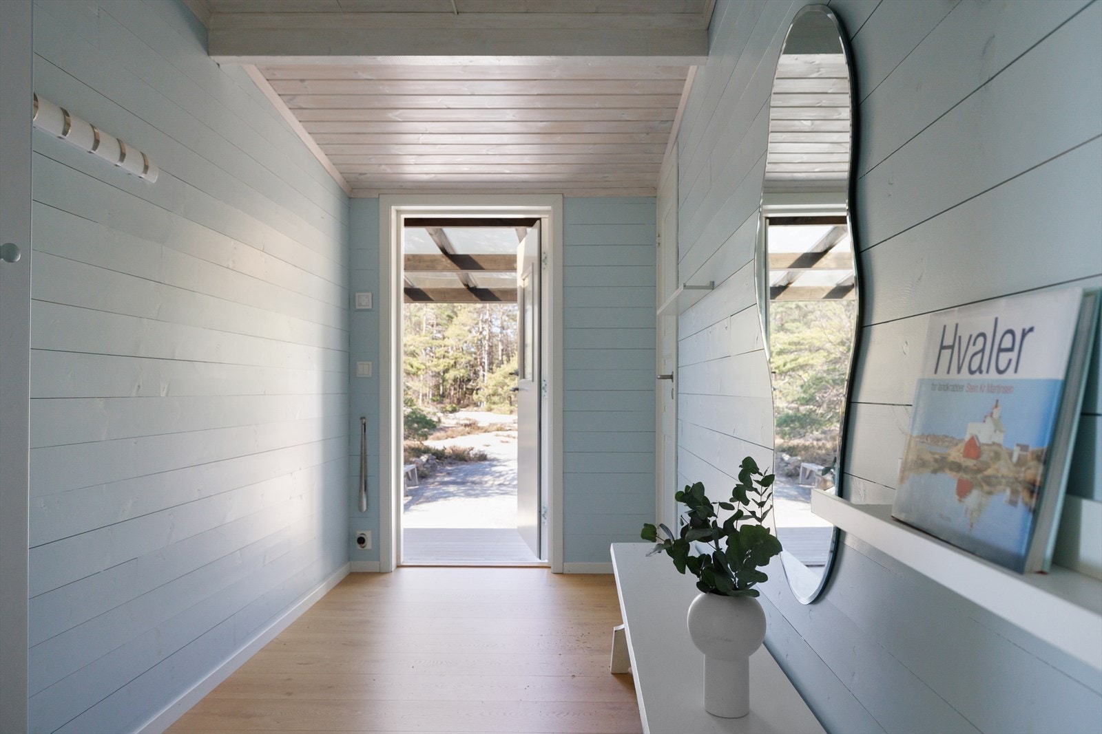 Fra gang og ut til hagen. Galleribilde