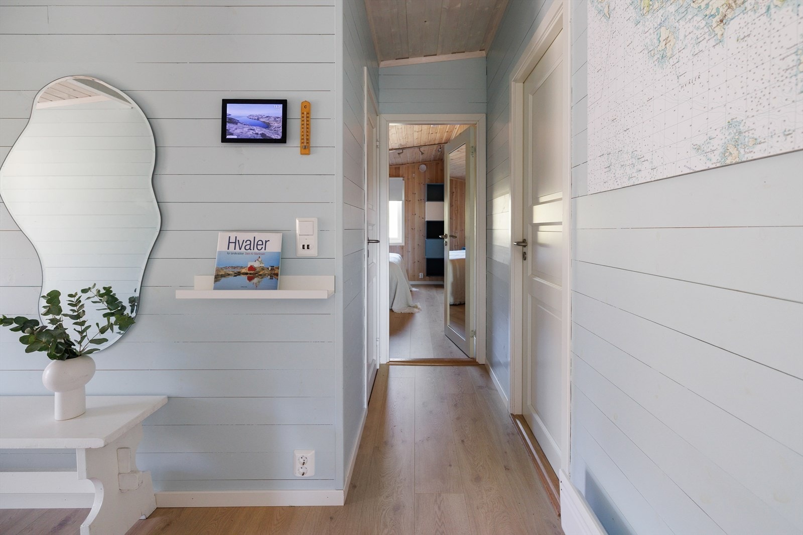 Fra gangen er det inngang til to soverom, bod/garderoberom og baderom. Galleribilde