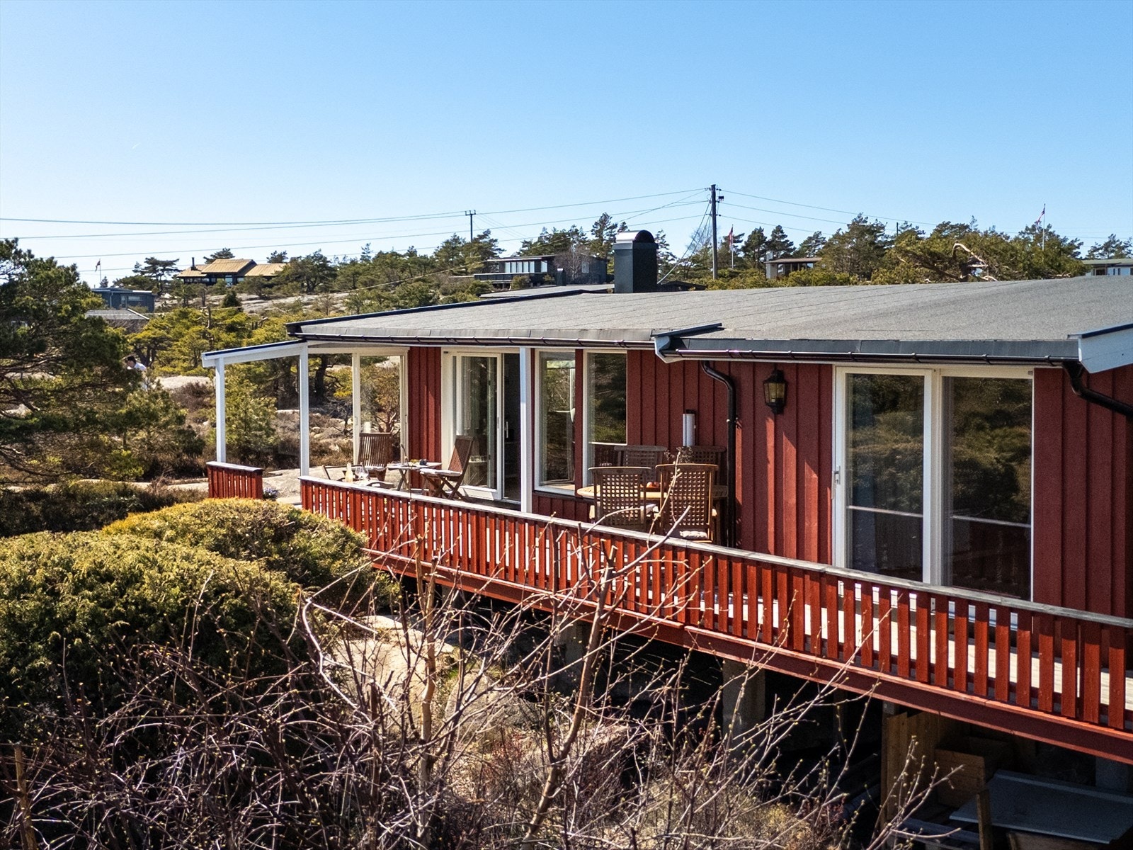 Det er inngang til hovedsoverommet fra verandaen, her kan foreldre trekke seg unna dersom man har store barn med egne familier som bor i hytta, eller et privat gjesterom hvor hyttegjestene kan trekke seg tilbake. Galleribilde