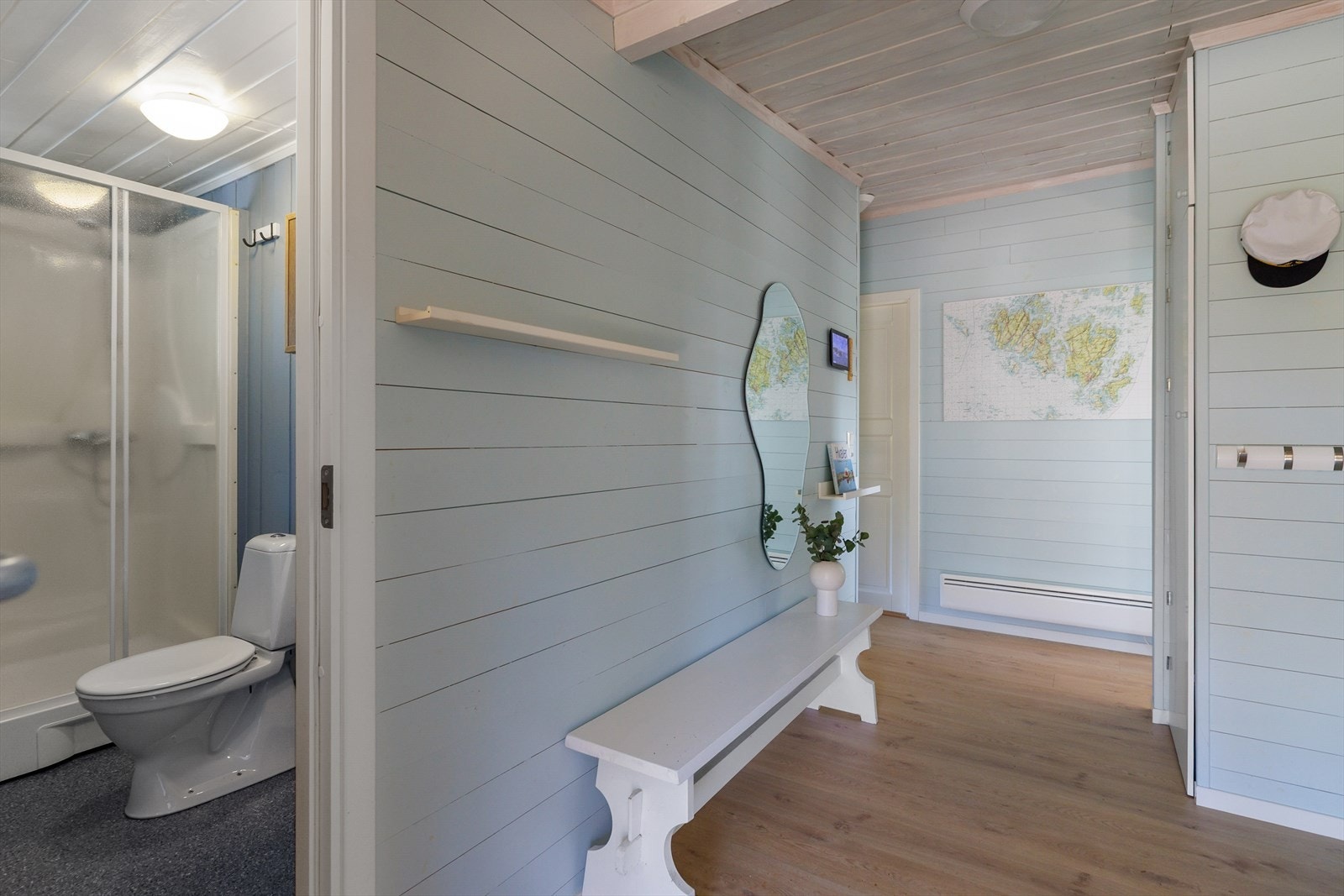 Det er god plass for oppbevaring i gangen som møter deg fra uteområdet. Galleribilde