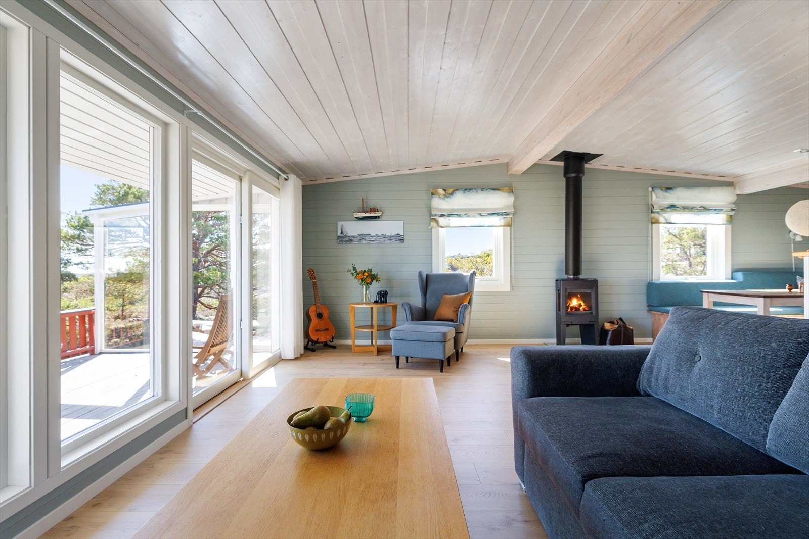 Alle overflater er malt og holdt i en fin fargepalett. Parkett på gulv. Galleribilde