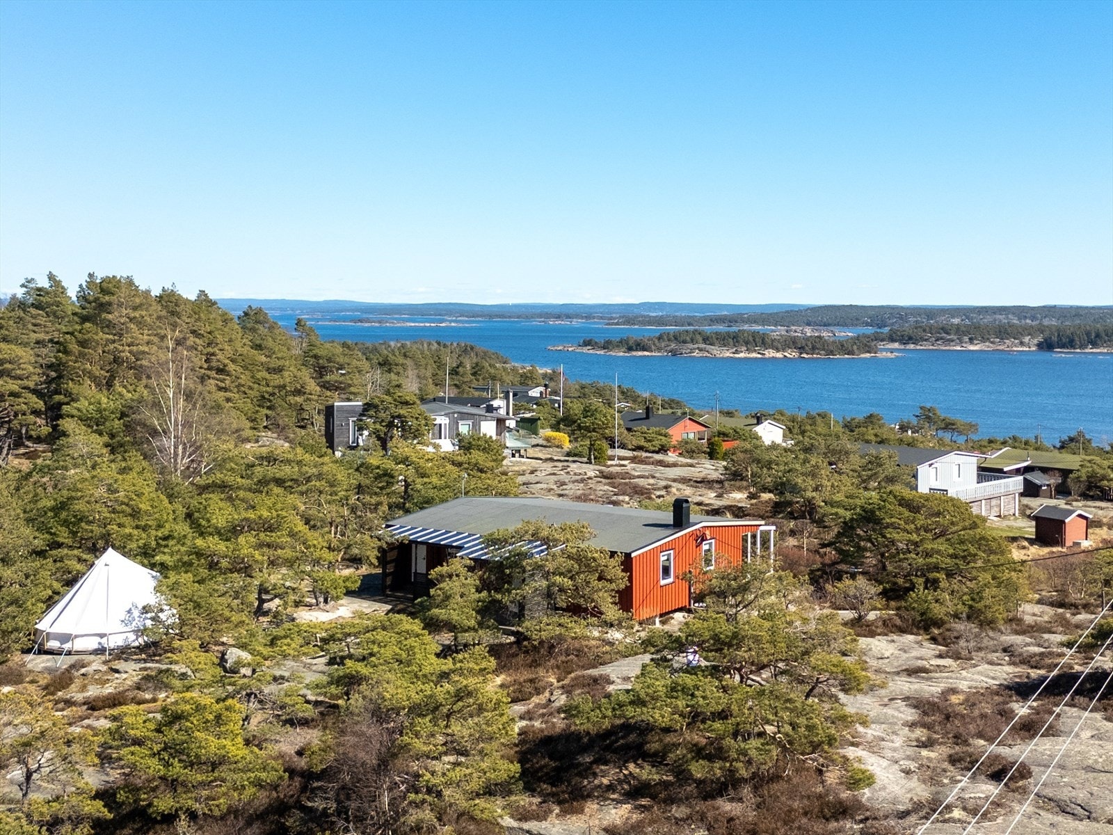 Hytta ligger tilbaketrukket og skjermet i terrenget. Kun 400 meter i luftlinje til vannet. Galleribilde