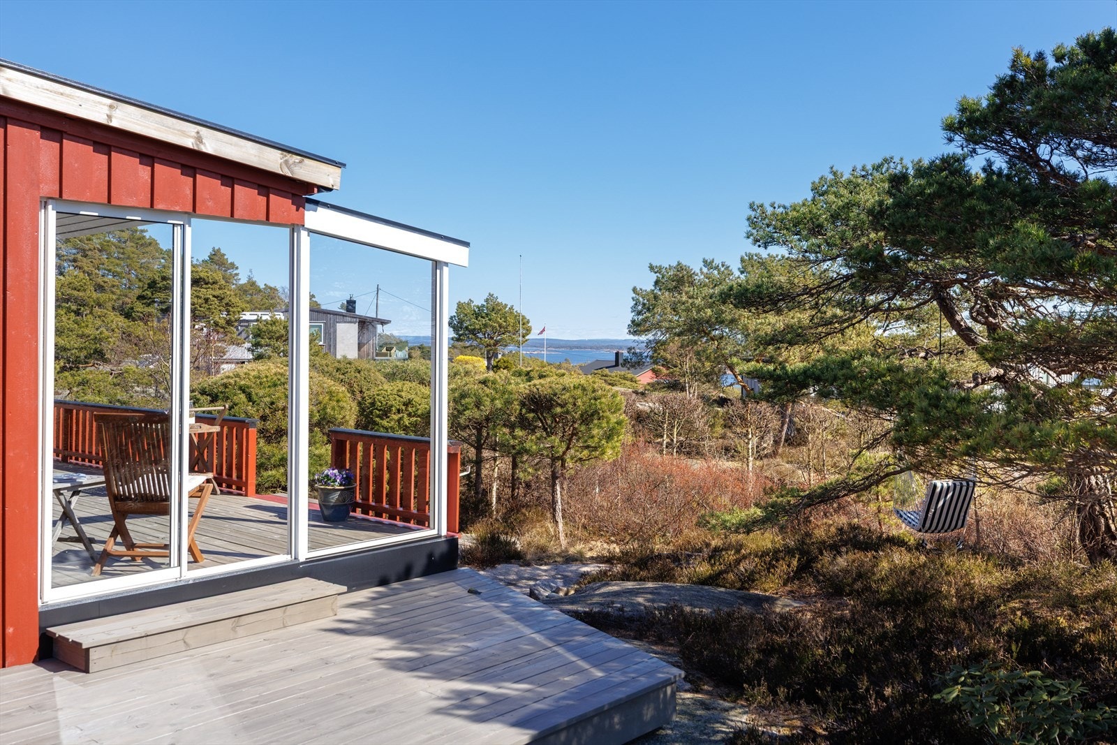 Fra den solrike, skjermede terrassen nyter du panoramautsikt mot Asmaløy og Kirkøy - et sted for fullstendig ro og tilbaketrekning. Galleribilde