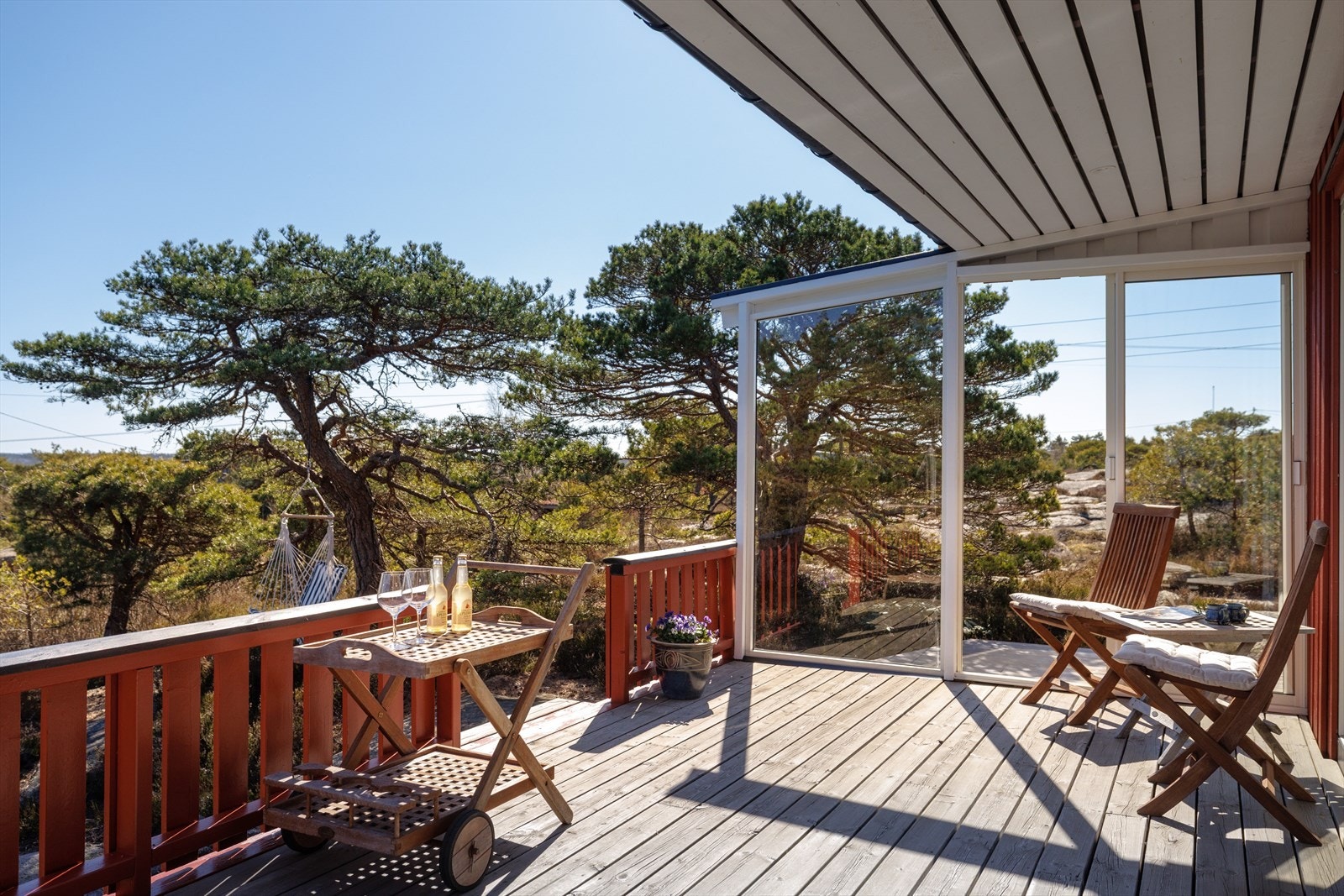 Det er en glass-skyvedør på hyttas sørside som gjør at man får det veldig lunt på den sør/øst-vendte verandaen. Galleribilde