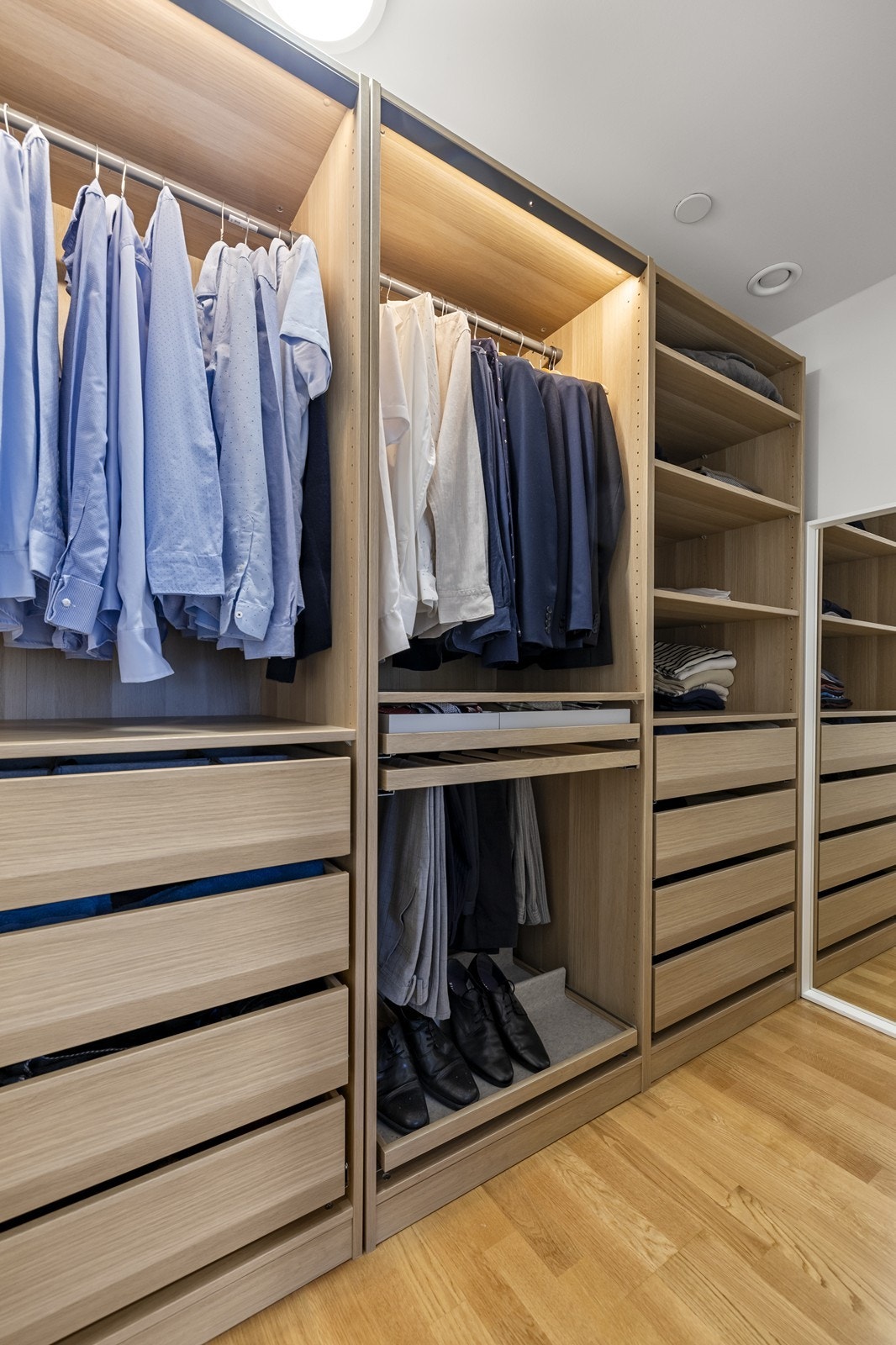 Videre tilgang til en praktisk walk-in garderobe hvor alt av klær og utstyr kan plasseres. Galleribilde