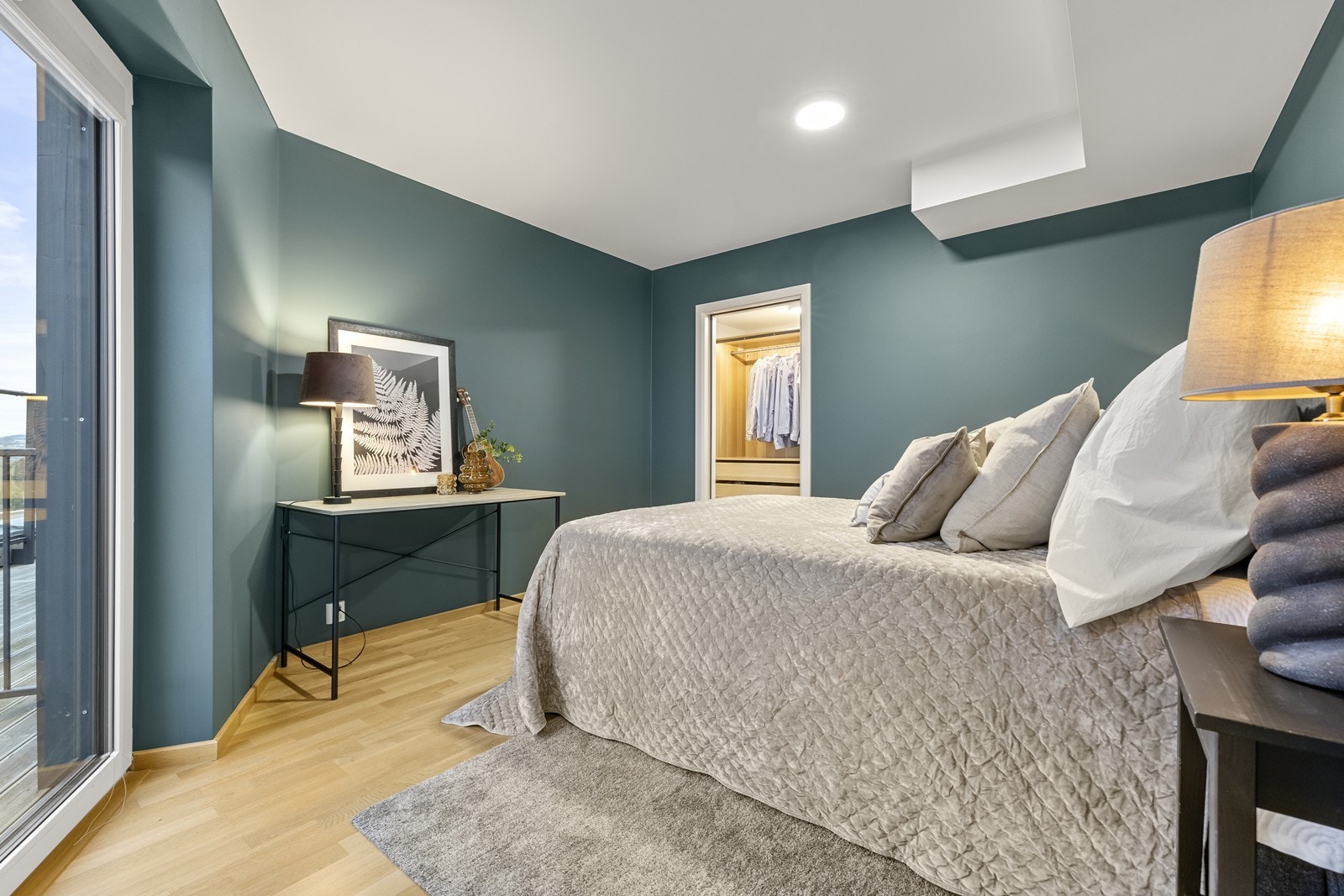 Soverommet har malte overflater og parkett på gulv. Galleribilde