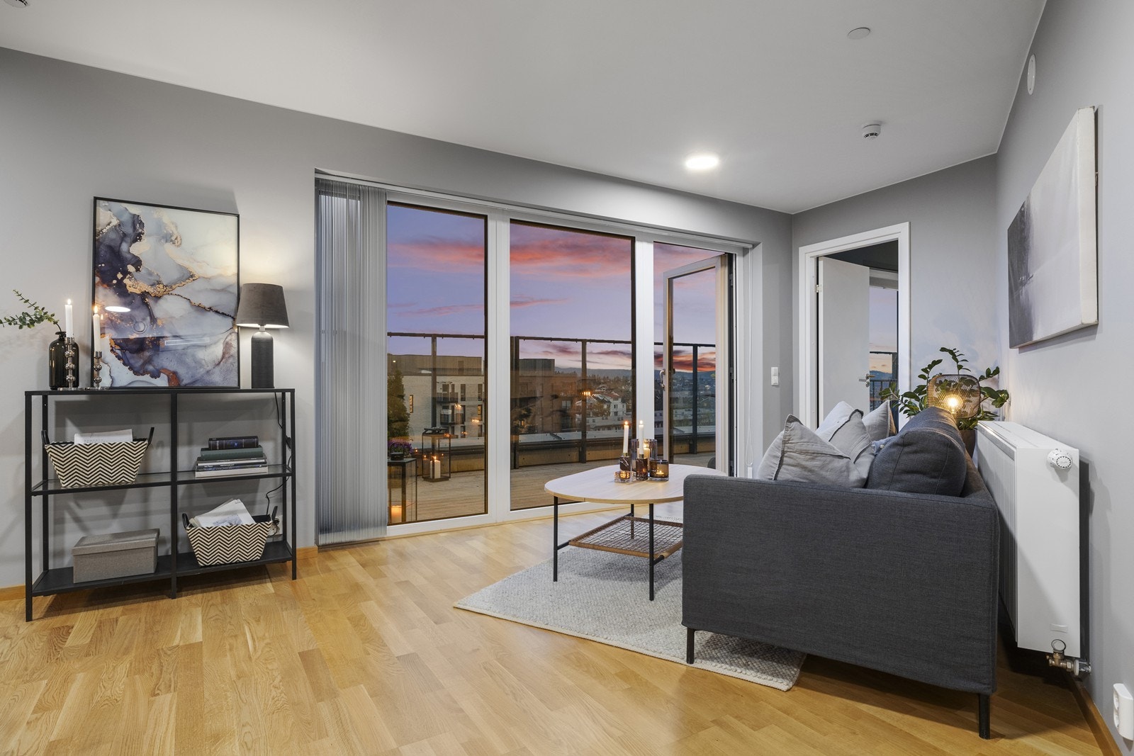 Stuen kan møbleres på ulike måter og opprinnelig var det tenkt et soverom hvor dagens spisestue er plassert. Galleribilde