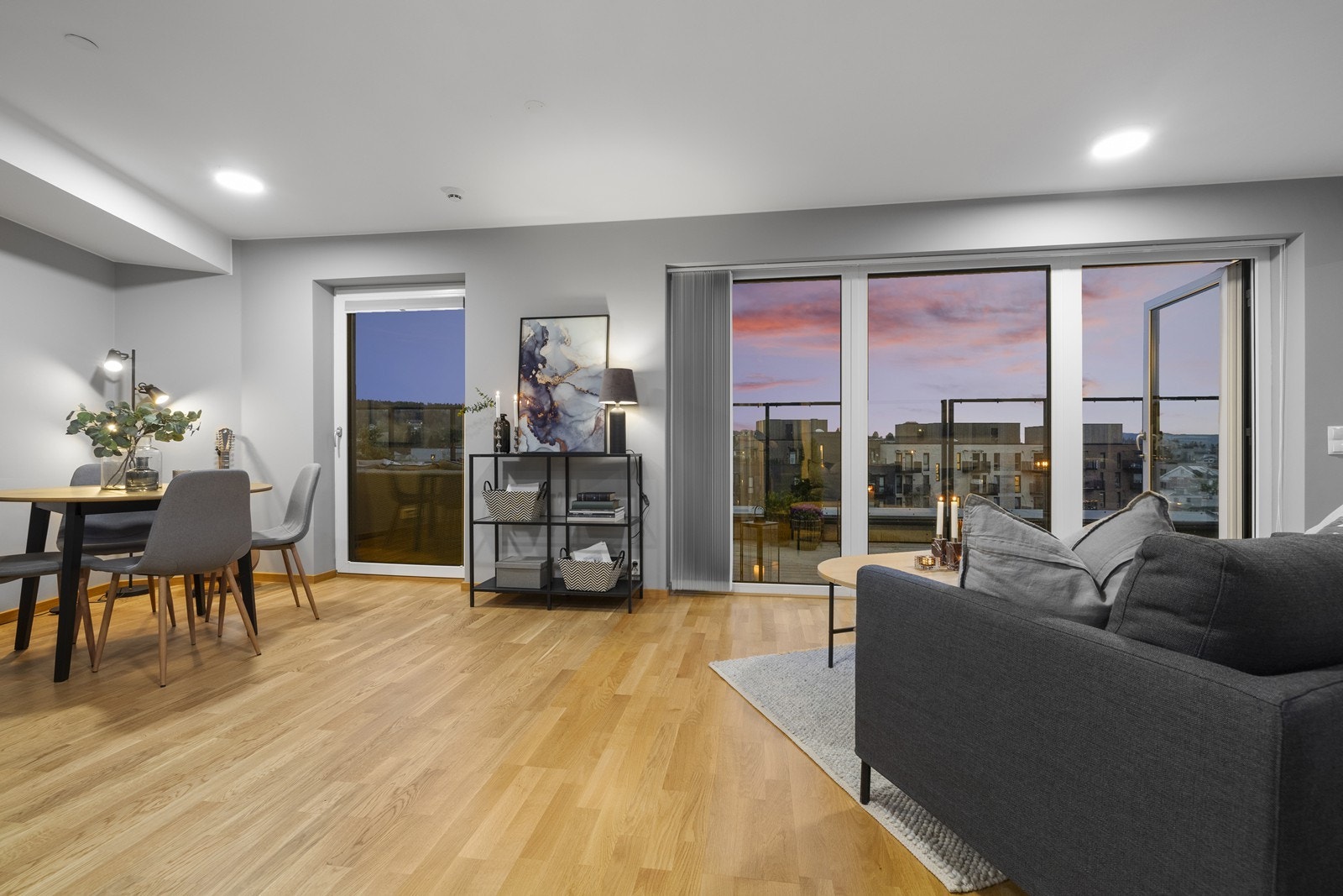 Den åpne løsningen mot kjøkkenet gir et sosialt og koselig oppholdsrom. Lameller og persienner installert. Galleribilde