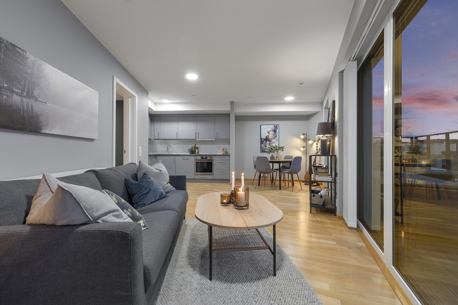 Åpen stue- og kjøkkenløsning gir god plass til sosialt samvær. Galleribilde