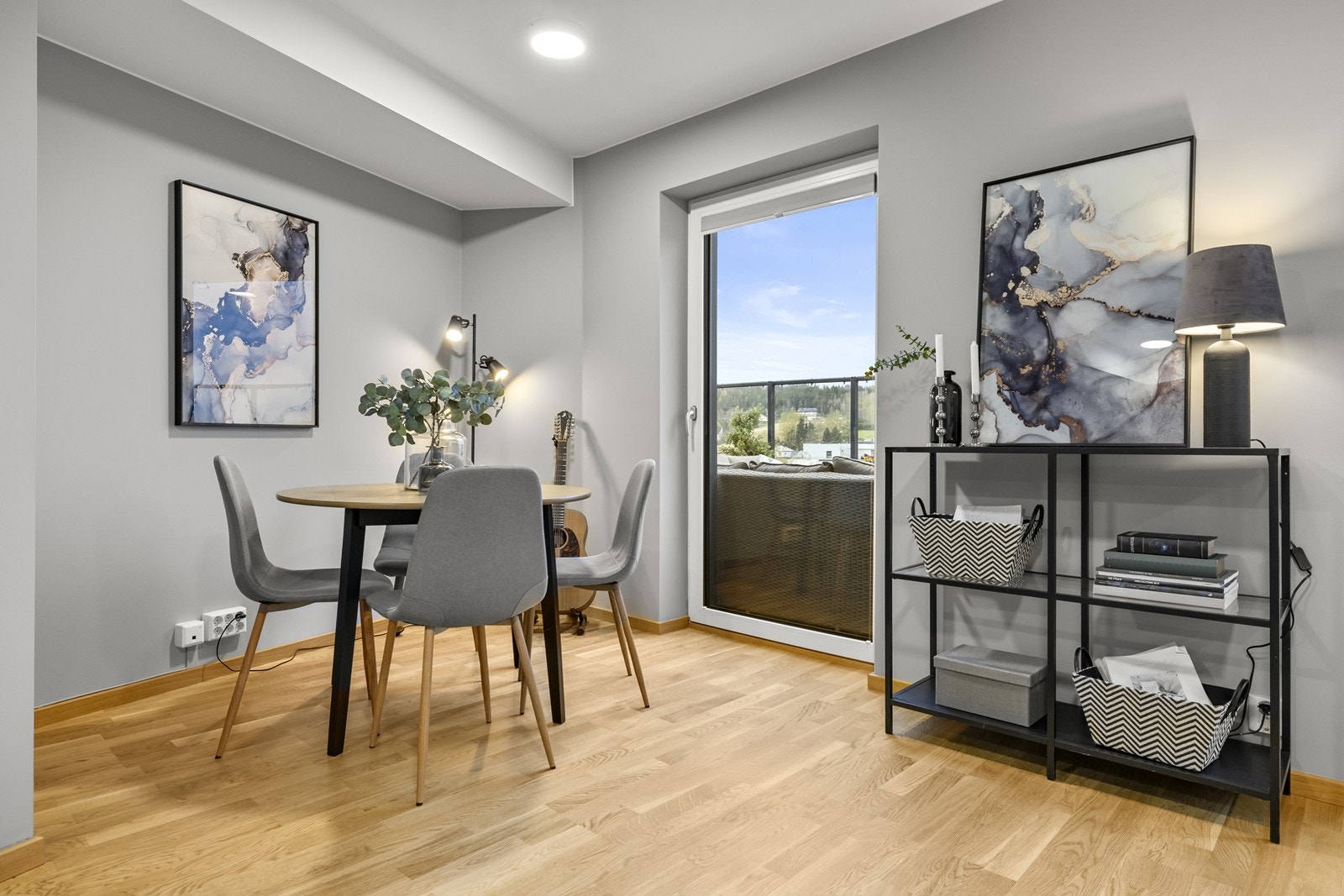 Kjøkkenet er i kombinasjon med stue og har en naturlig plass for spisebord. Galleribilde