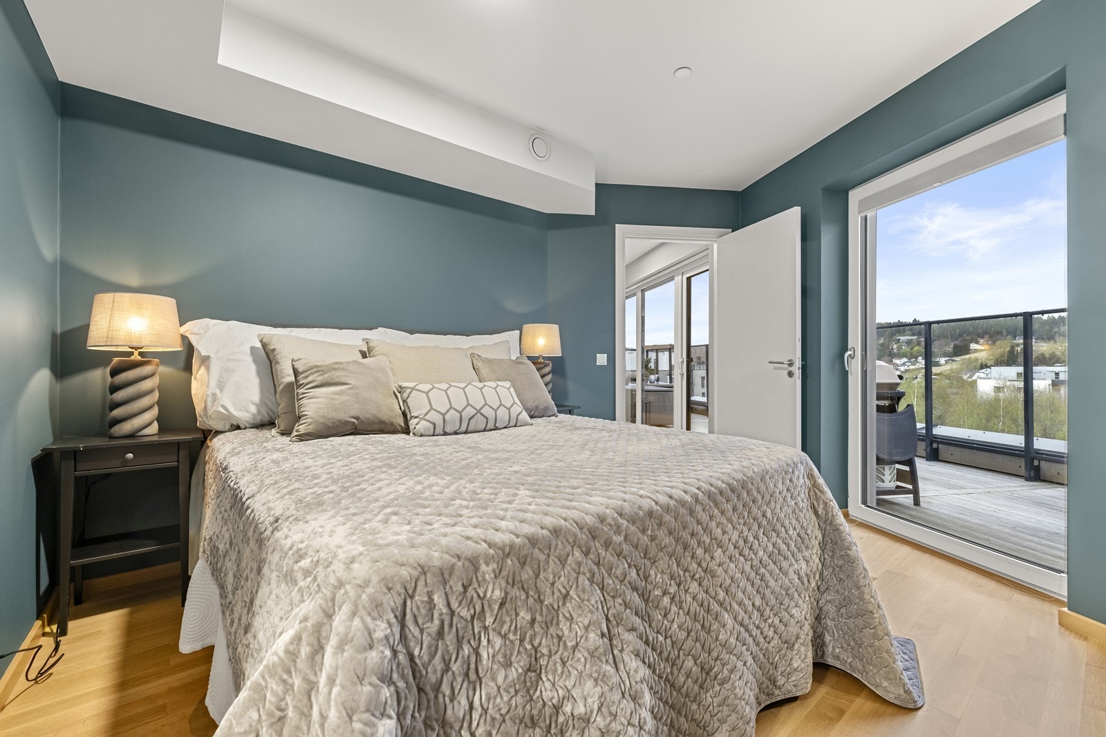 Delikat og innbydende soverom med plass til dobbeltseng og tilhørende nattbord. Galleribilde