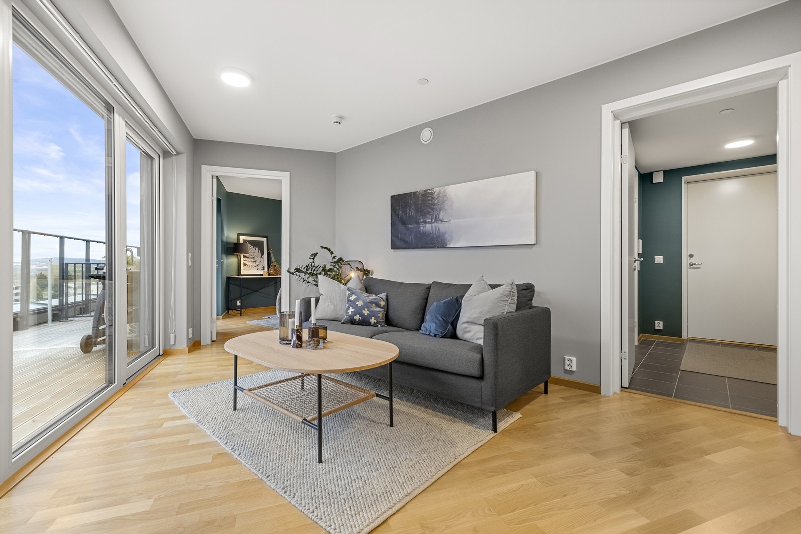 Overflatene er malt i tidløse fargetoner og det er parkett på gulv. Galleribilde