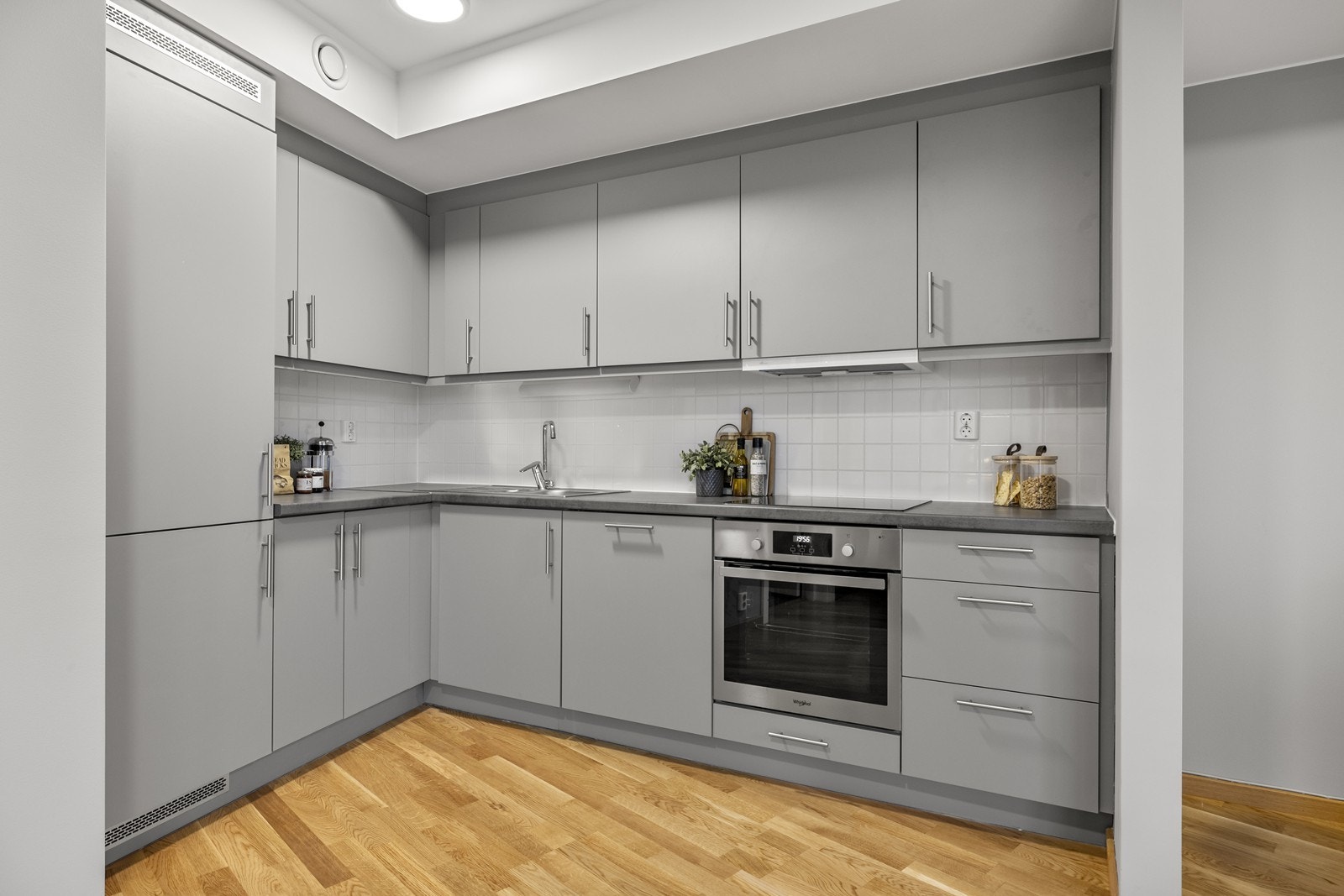 Innredningen består av slette fronter, laminat benkeplate og flislagt sprutsone. Galleribilde