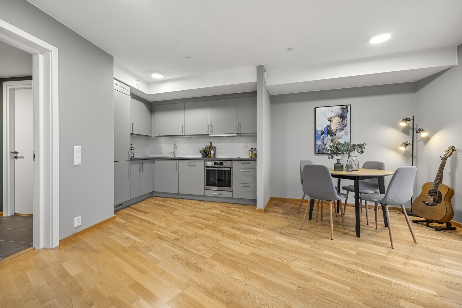 Lekkert kjøkken med mye skap- og benkeplass. Galleribilde