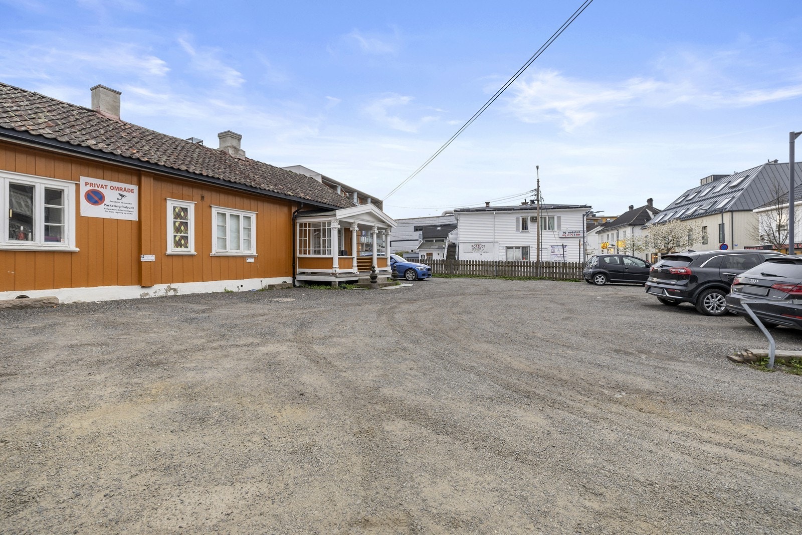 Gratis leieavtale på parkeringsplass nr. 10 frem til april 2026 på dette området over veien fra leiligheten Galleribilde
