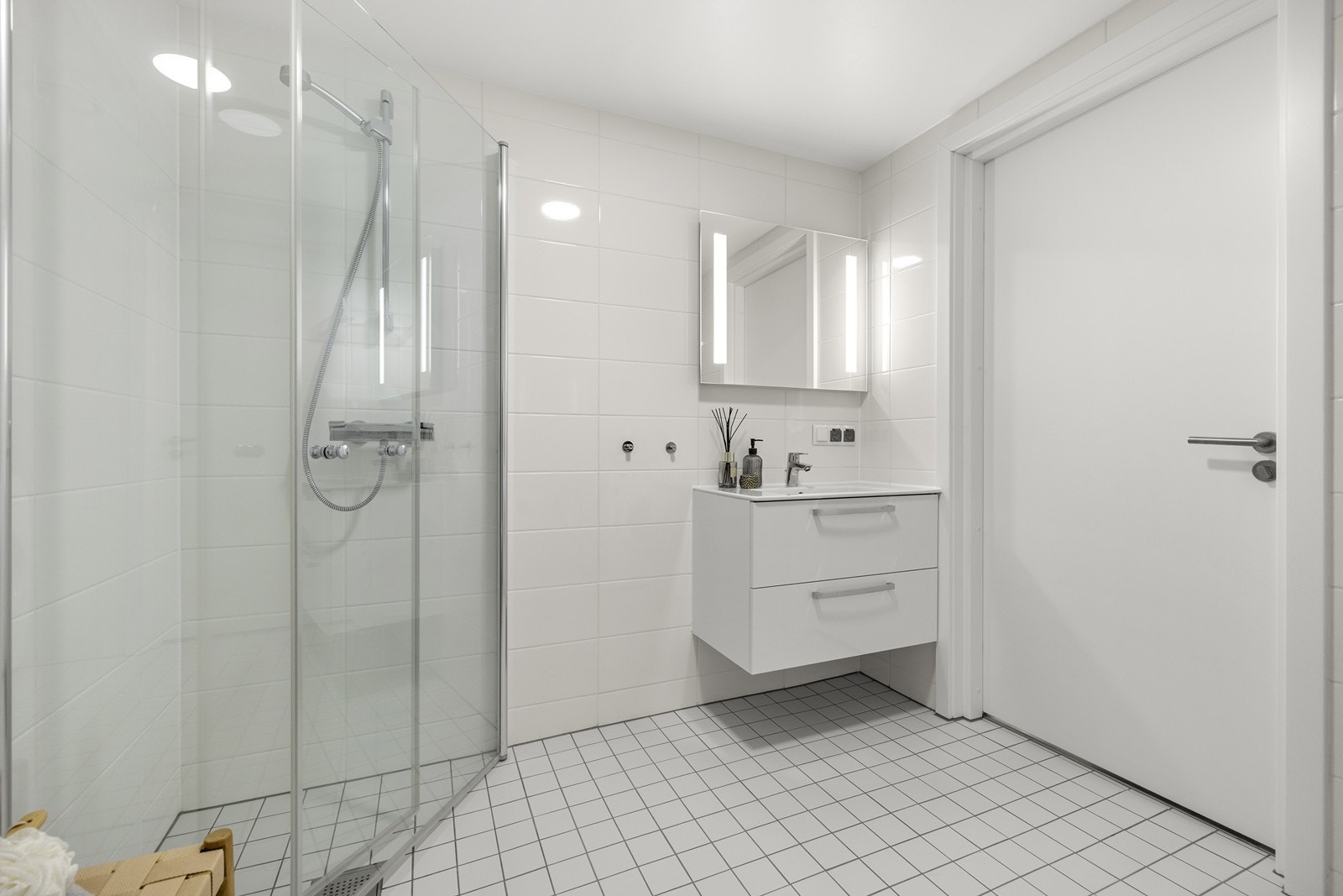 Bad med moderne innredning og dusjløsning. Galleribilde