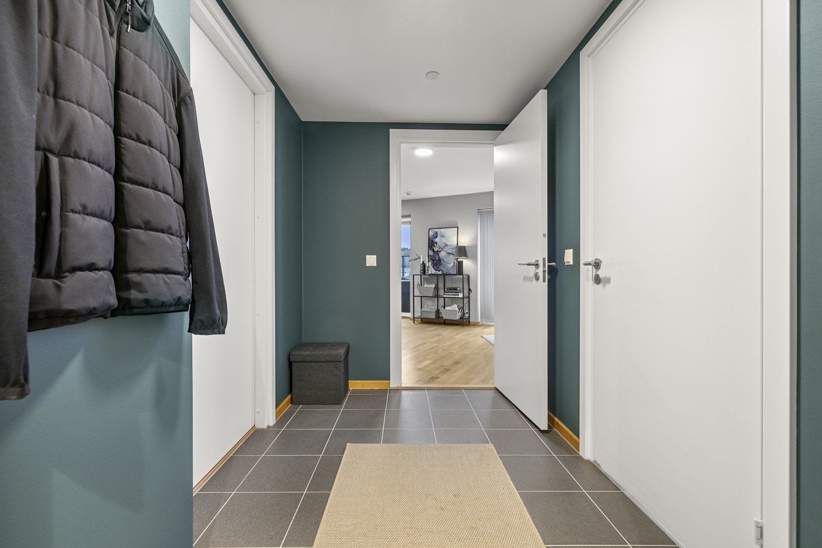 Mulighet for oppheng av yttertøy, samt plassering av sko. Galleribilde