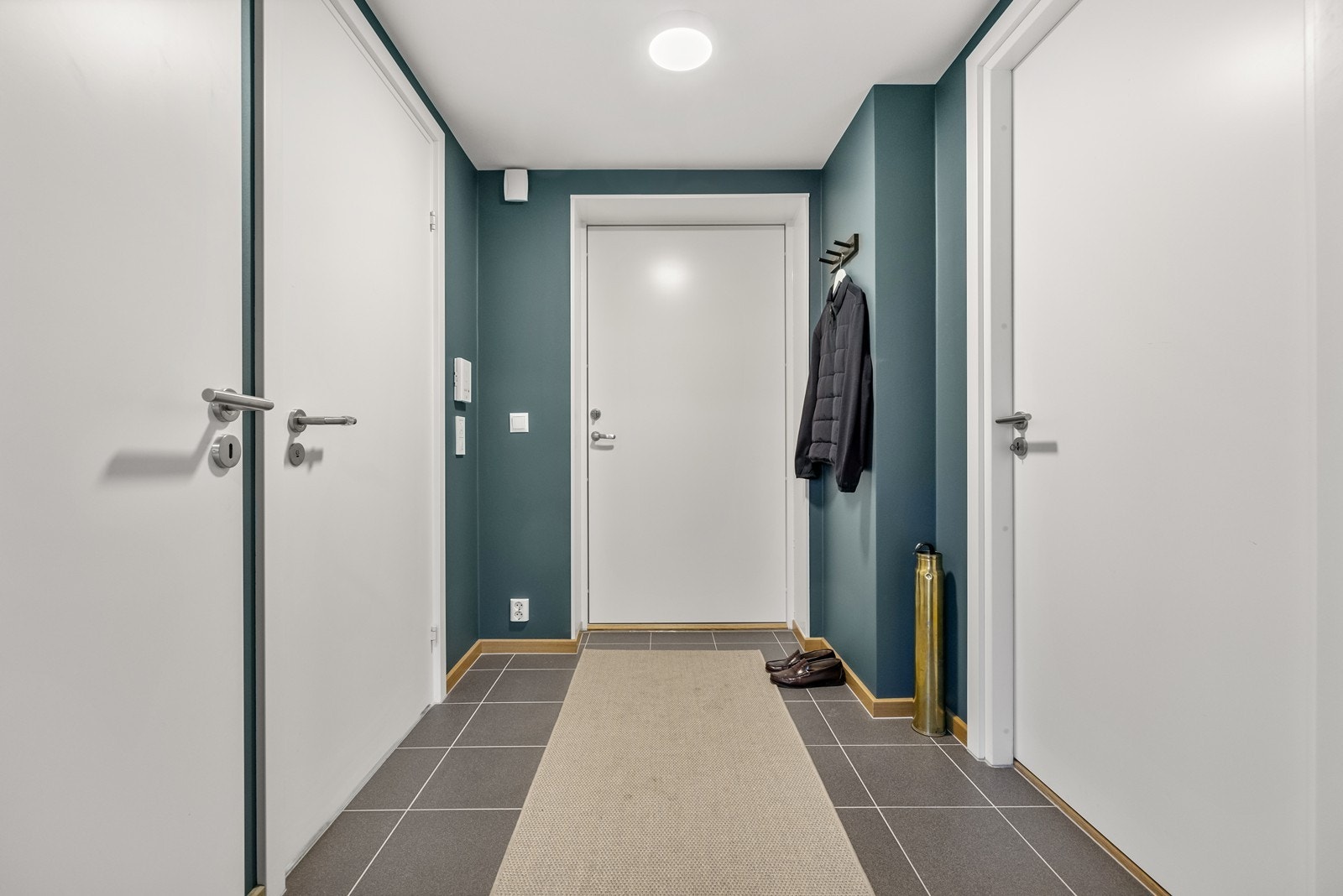 Hyggelig entré som gir et godt førsteinntrykk av leiligheten. Malte overflater og flislagt gulv. Galleribilde