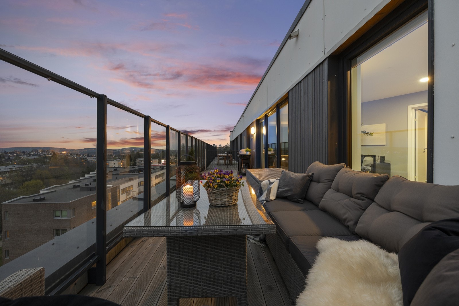 Balkongen er romslig og perfekt for sosiale samlinger. Galleribilde